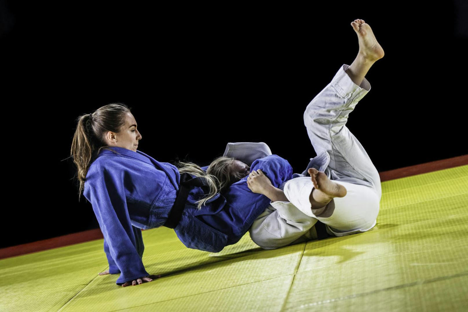 Von <b>Kampfsportarten</b> wie Judo oder hartem Boxtraining, bei denen man geworfen oder gestoßen wird, raten Experten in den ersten neun Monaten ab.
