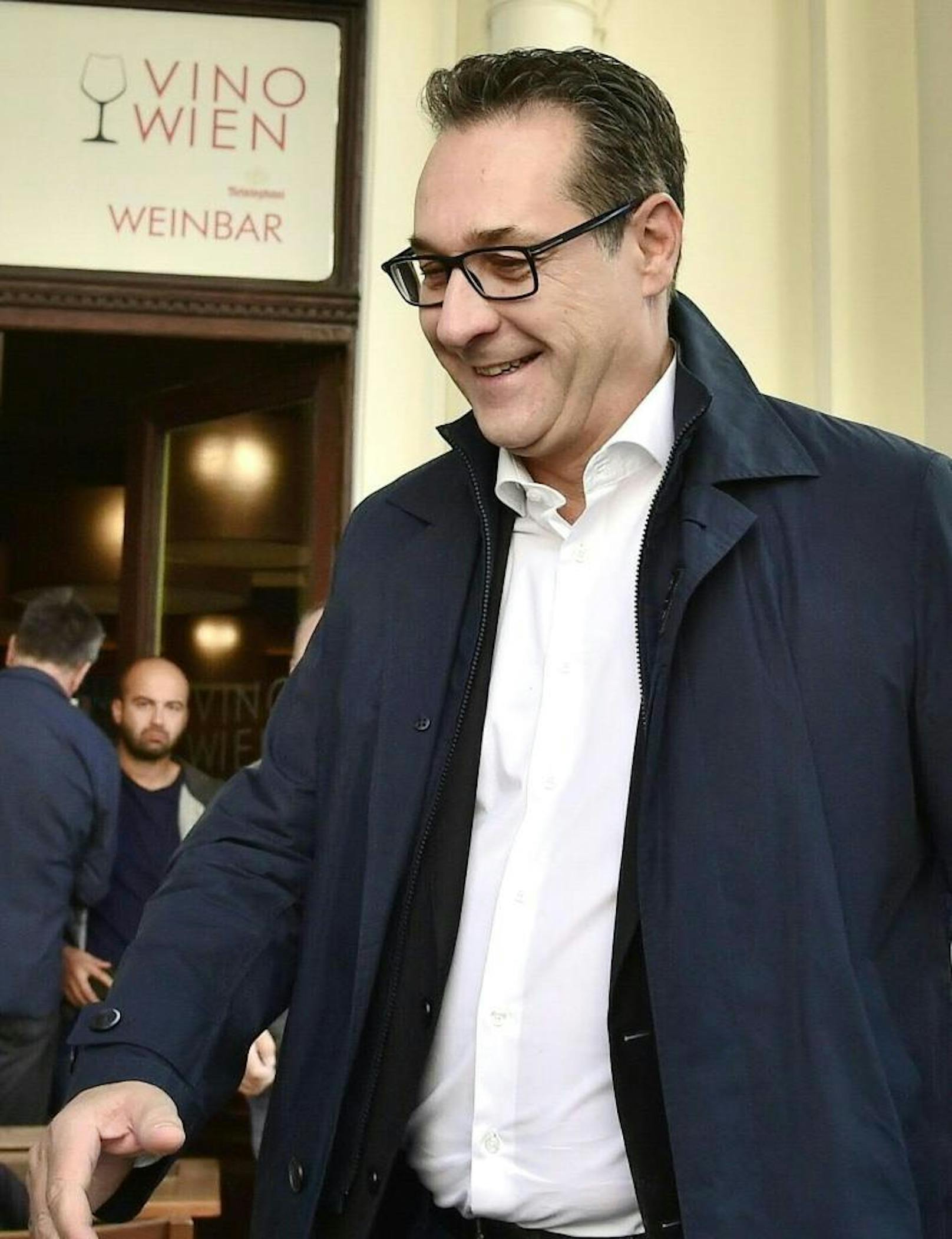 Der gefallene FPÖ-Chef traf kurz vor 10 Uhr am Dienstag, 1. Oktober 2019, in der "Vino Weinbar" in der Lichtenfelsgasse ein.