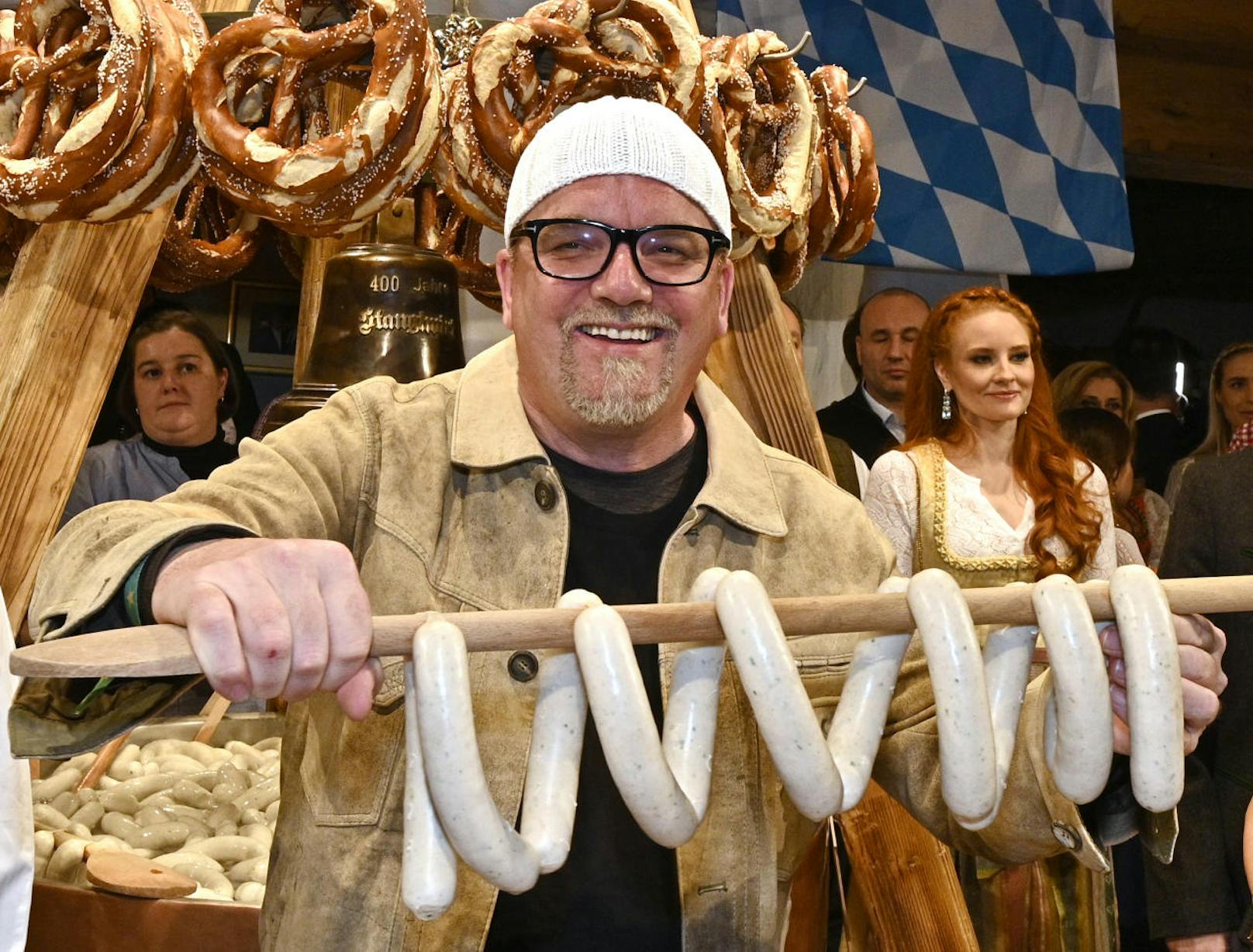 Ganz schön hungrig: Sänger DJ Ötzi sicherte sich gleich eine Portion. 