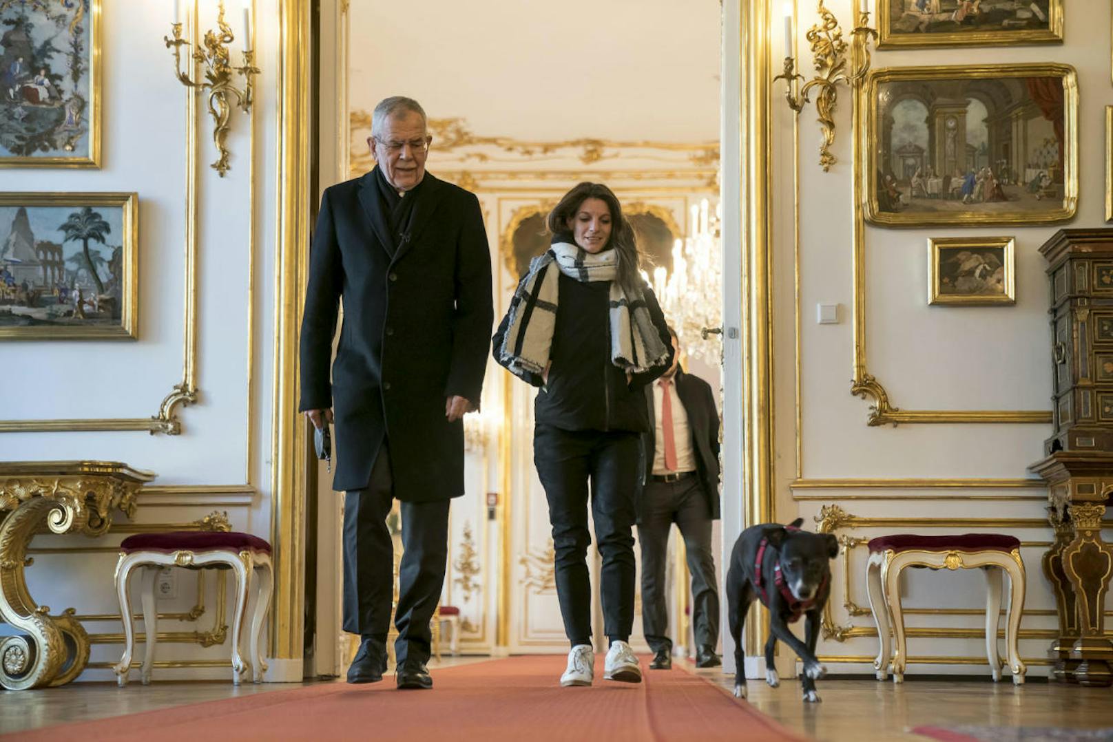 "Heute" hat Alexander Van der Bellen zum Hundetalk über Österreichs First Dog Juli gebeten. "Heute.at"-Tier-Chefin Marina Providakis begleitet den Bundespräsidenten beim Gassigehen vor der Hofburg.
