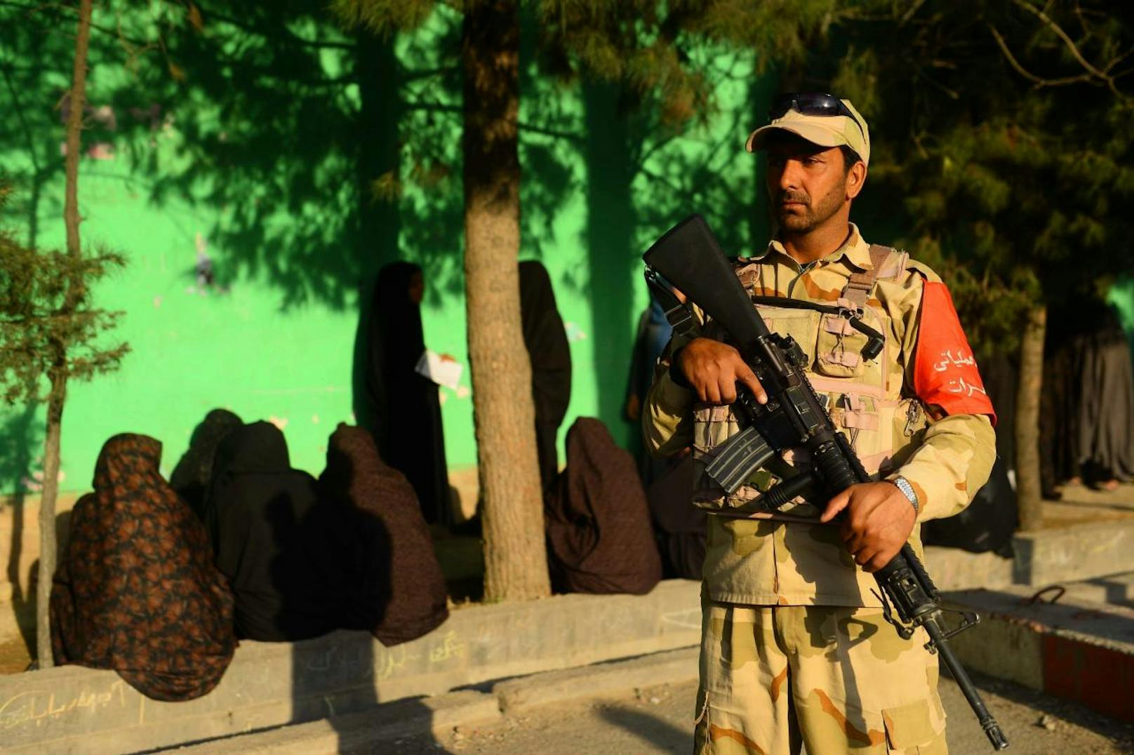 Präsidentenwahl in Afghanistan: Aus vielen Landesteilen wurden am Samstag meist kleinere Angriffe und Feuergefechte gemeldet, bei denen nach Angaben des Verteidigungsministeriums fünf Mitglieder der Sicherheitskräfte getötet wurden.