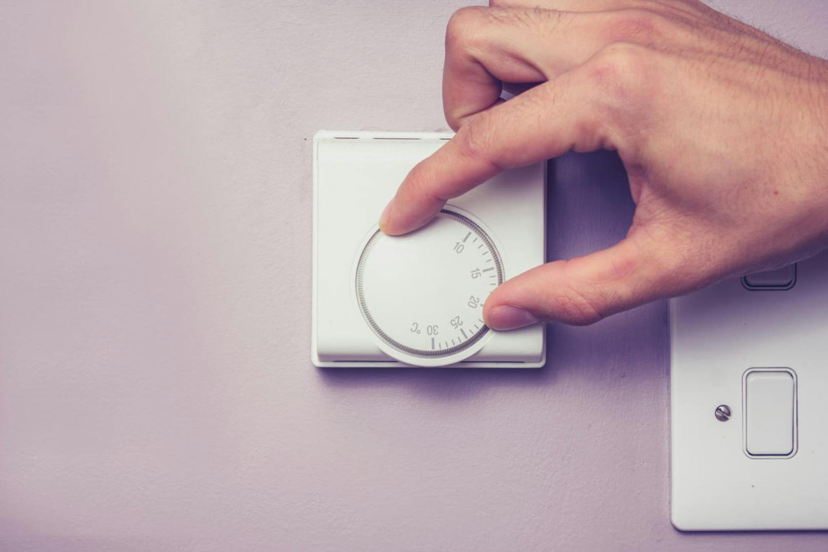 Mit einer kühleren Raumtemperatur in deiner Wohnung sparst du nicht nur Energie, sondern senkst auch die Heizkosten.