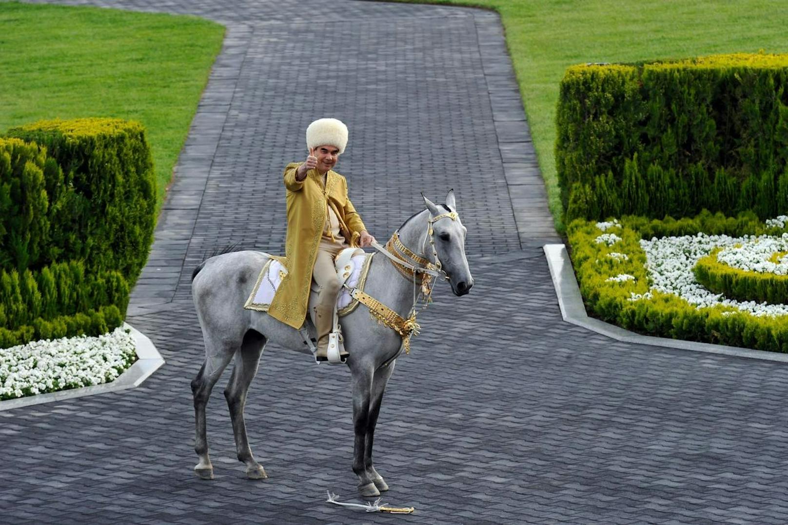 Anders der turkmenische Diktator Gurbanguly Berdymuhamedov: Er hat ein ganz besonders großes Herz für Pferde. In seinem Land Turkmenistan ist der "Tag des Pferdes" sogar ein staatlicher Feiertag.