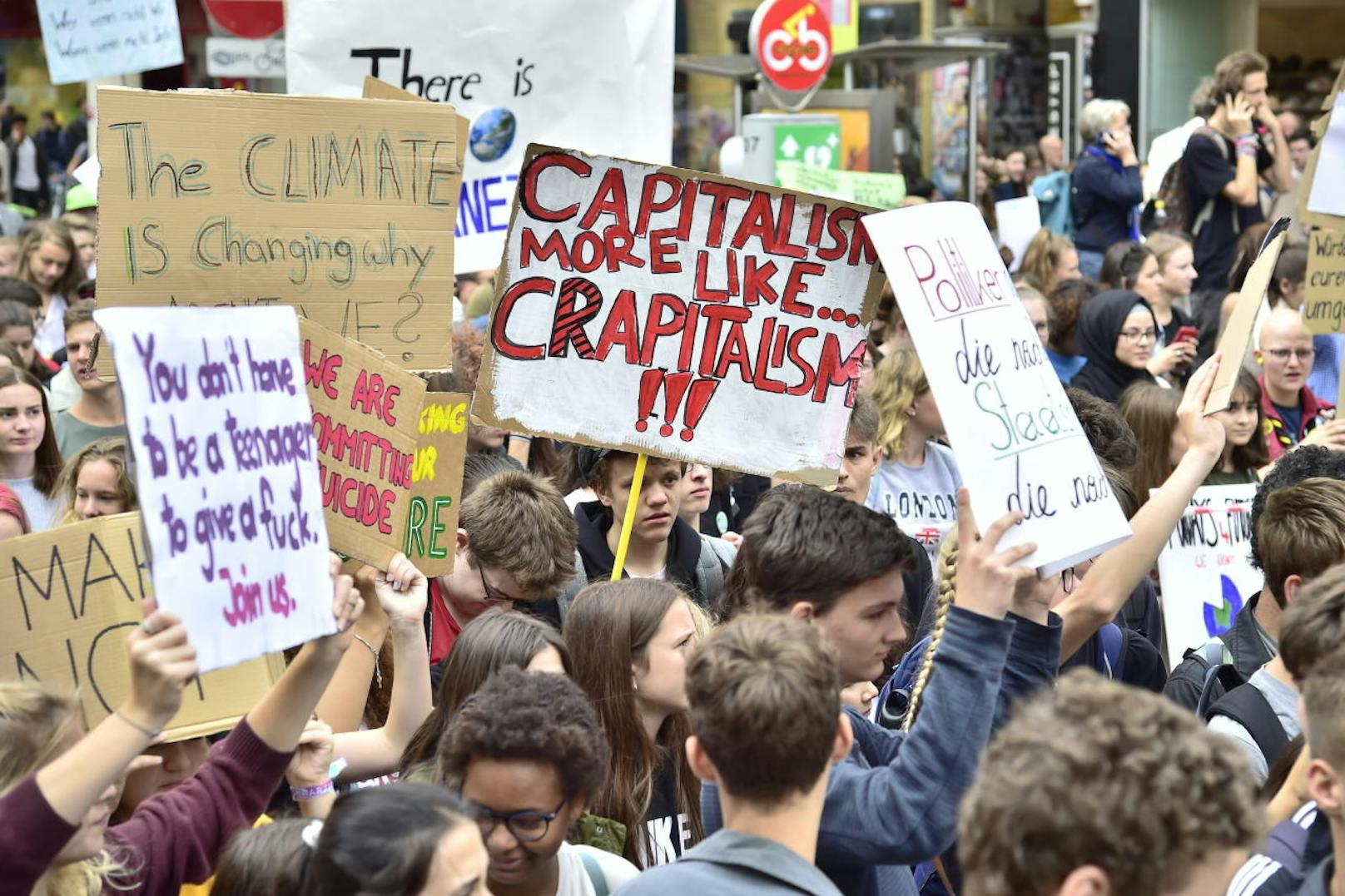 Ein Bild vor Corona. Teilnehmer der weltweiten Klima-Protestaktion "Earth Strike" in Wien.