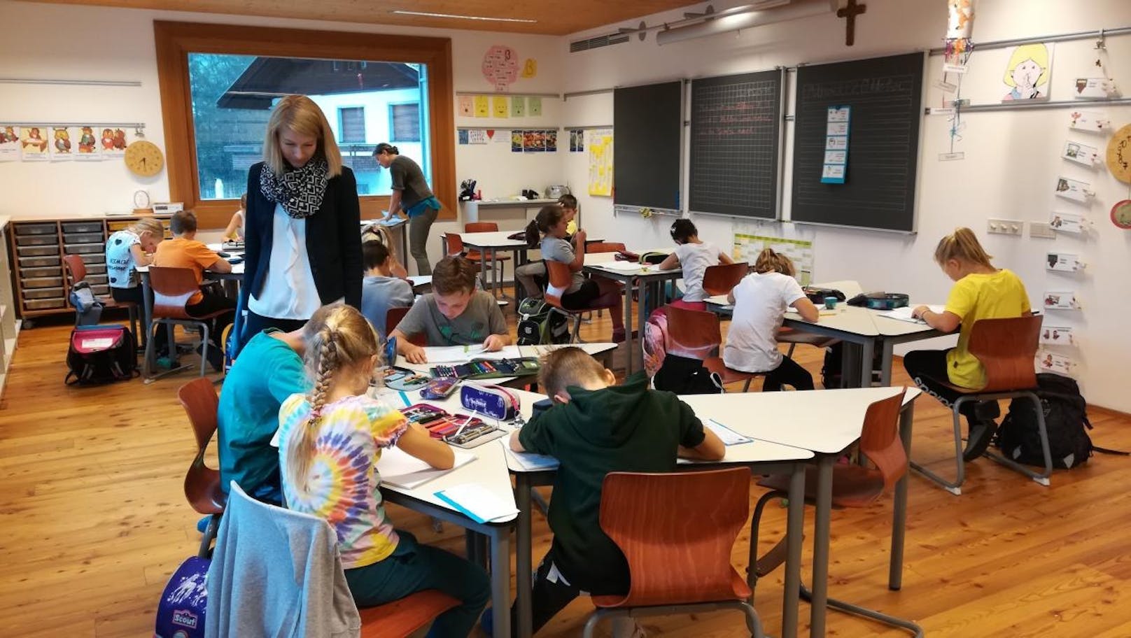 Bildungslandesrätin Christine Haberlander in einem Klassenzimmer der Volksschule Welsberg (Südtirol)