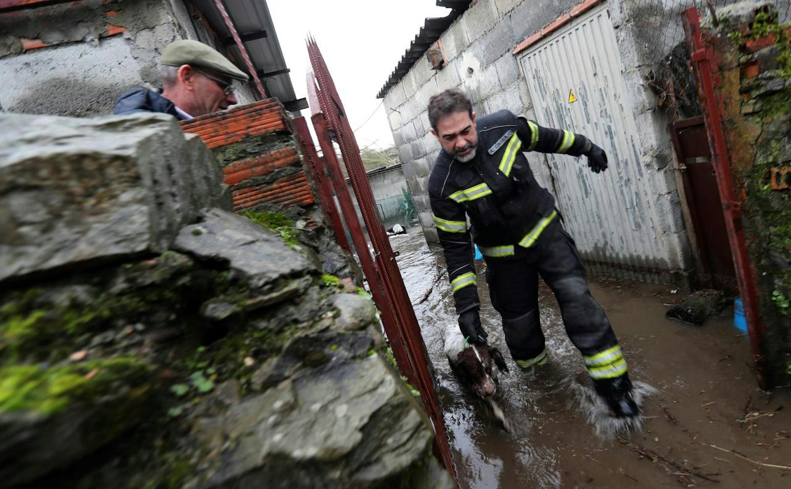 In Frankreich, Spanien und Portugal haben am Samstag erneut schwere Unwetter gewütet. In Spanien gab es nach Behördenangaben drei Tote, in Frankreich einen Vermissten.