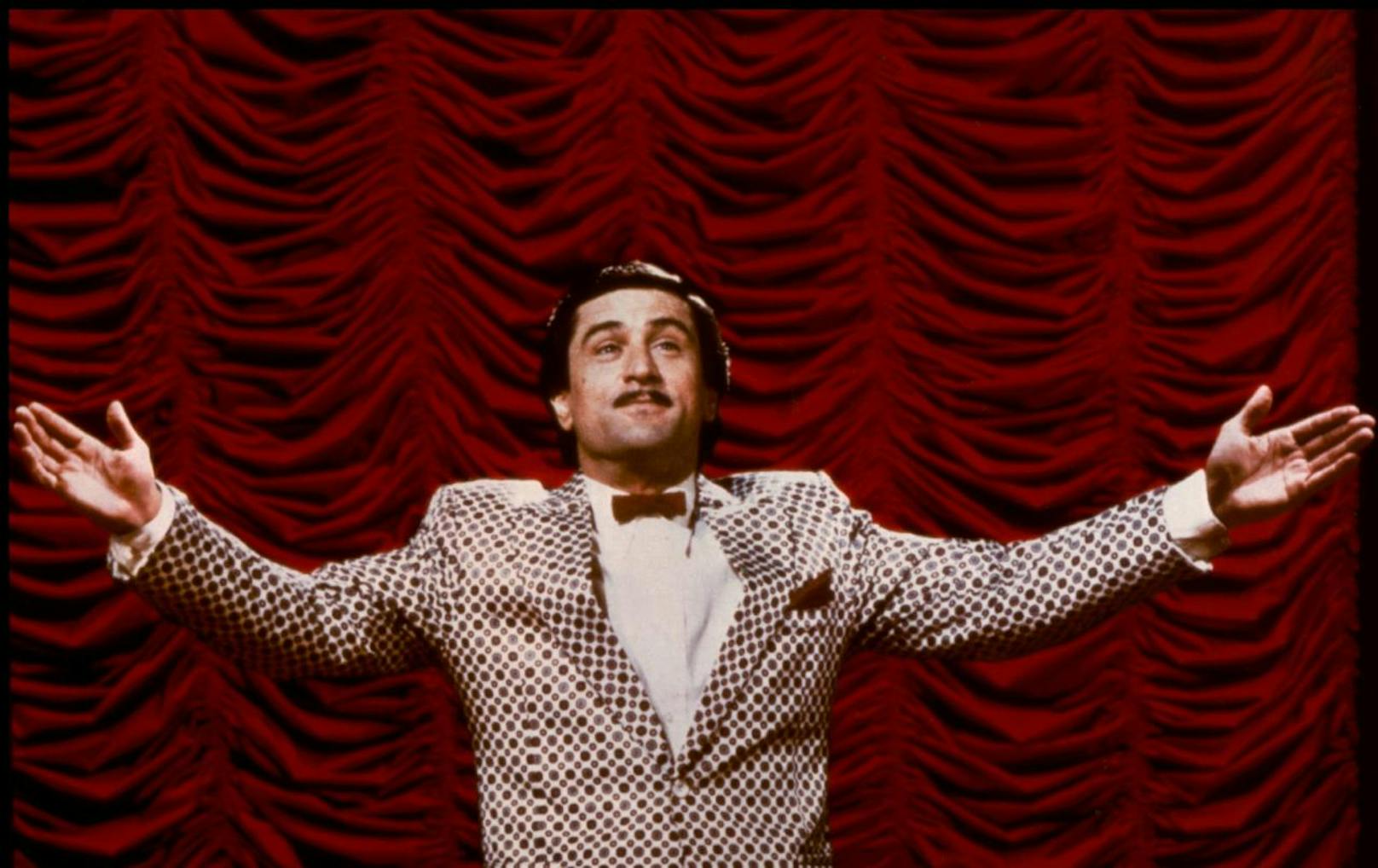 In "King of Comedy" (1983) spielt Robert De Niro einen erfolglosen Comedian, der unbedingt in der Show seines Idols (Jerry Lewis) auftreten möchte. Als ihm das nicht gelingt, entführt er den Moderator, um ihn zu einer Zusage zu zwingen. 

In "Joker" träumt Arthur Fleck (Joaquin Phoenix) davon, in der Comedy-Show von Murray Franklin aufzutreten - und der wird ebenfalls von Robert De Niro verkörpert.