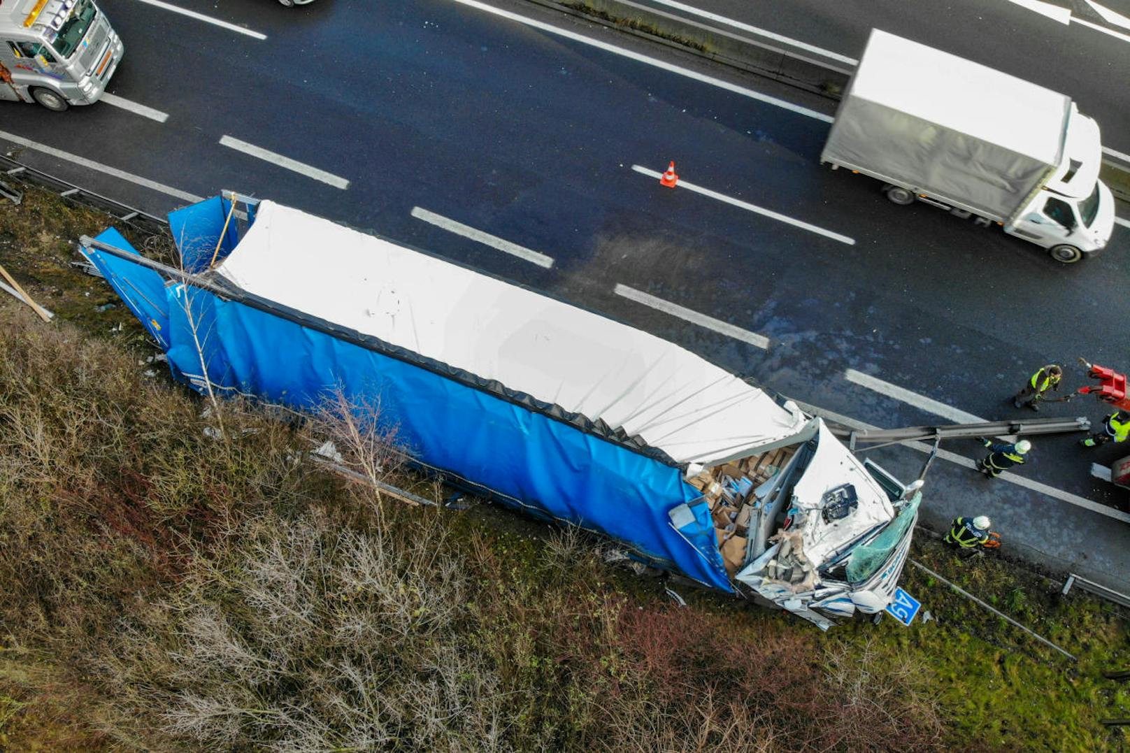 Der Lastwagen war beladen mit zahlreichen Weihnachtsgeschenken.