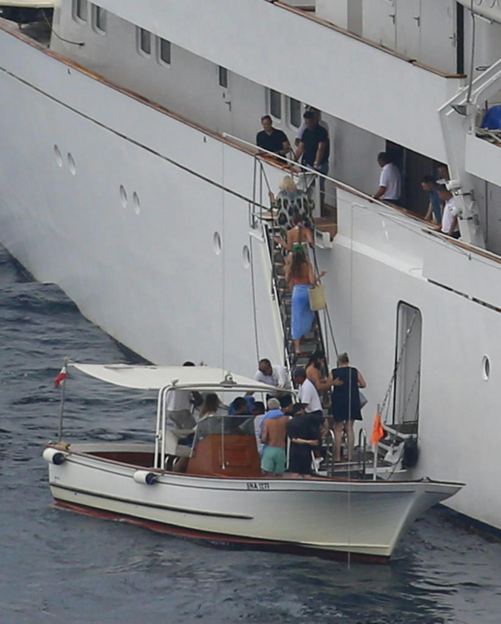 Per Boot kommen die Gäste zur Yacht.