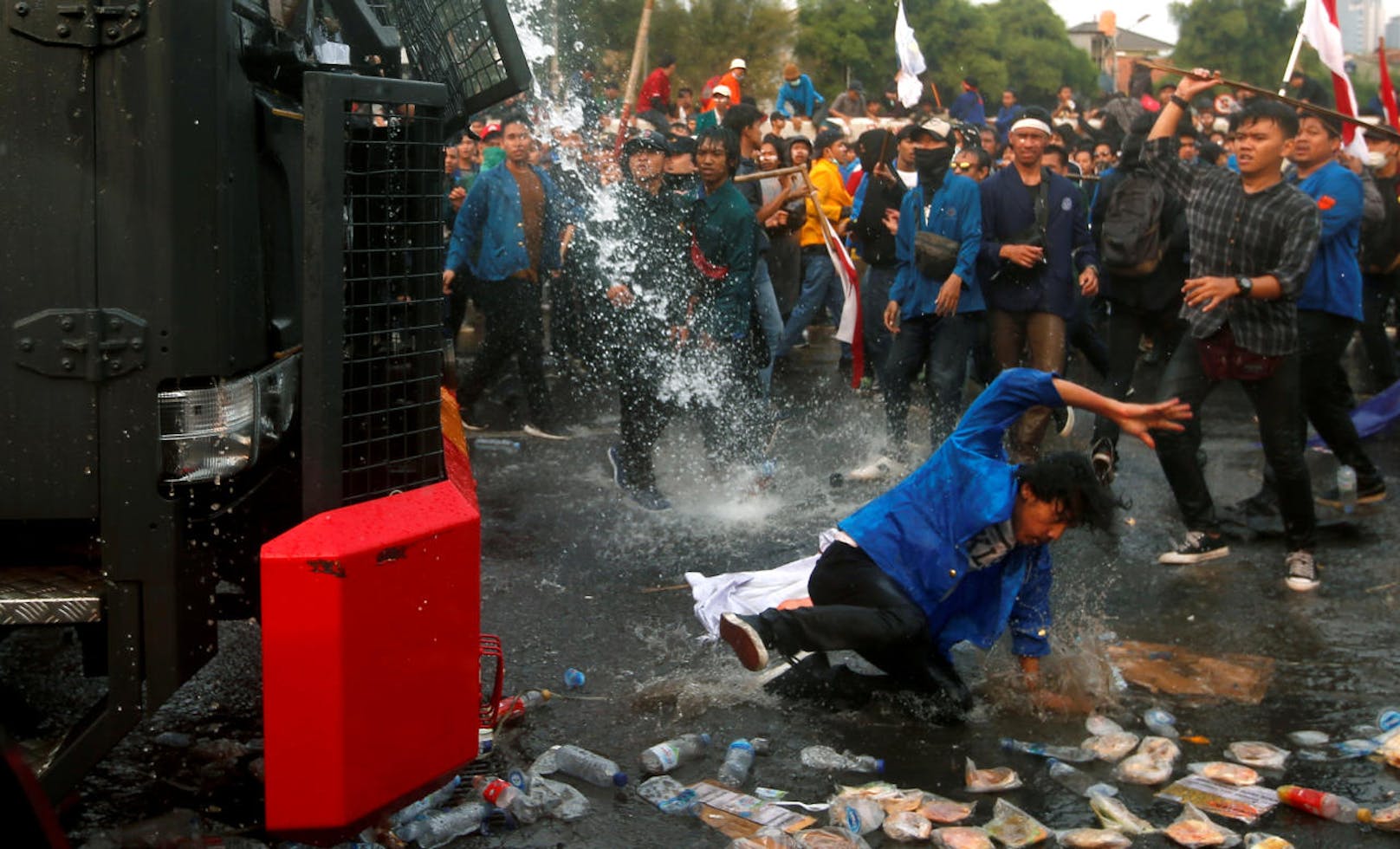 Tausende von Studenten demonstrierten in der indonesischen Hauptstadt Jakarta gegen die geplante Verschärfungen des Strafrechts. Diese orientieren sich zum Teil an der islamischen Scharia und sehen schwere Strafen unter anderem für Ehebruch und "Hexerei" vor. Die Polizei ging mit gepanzerten Fahrzeugen, Wasserwerfern und Tränengas gegen die Demonstranten vor.