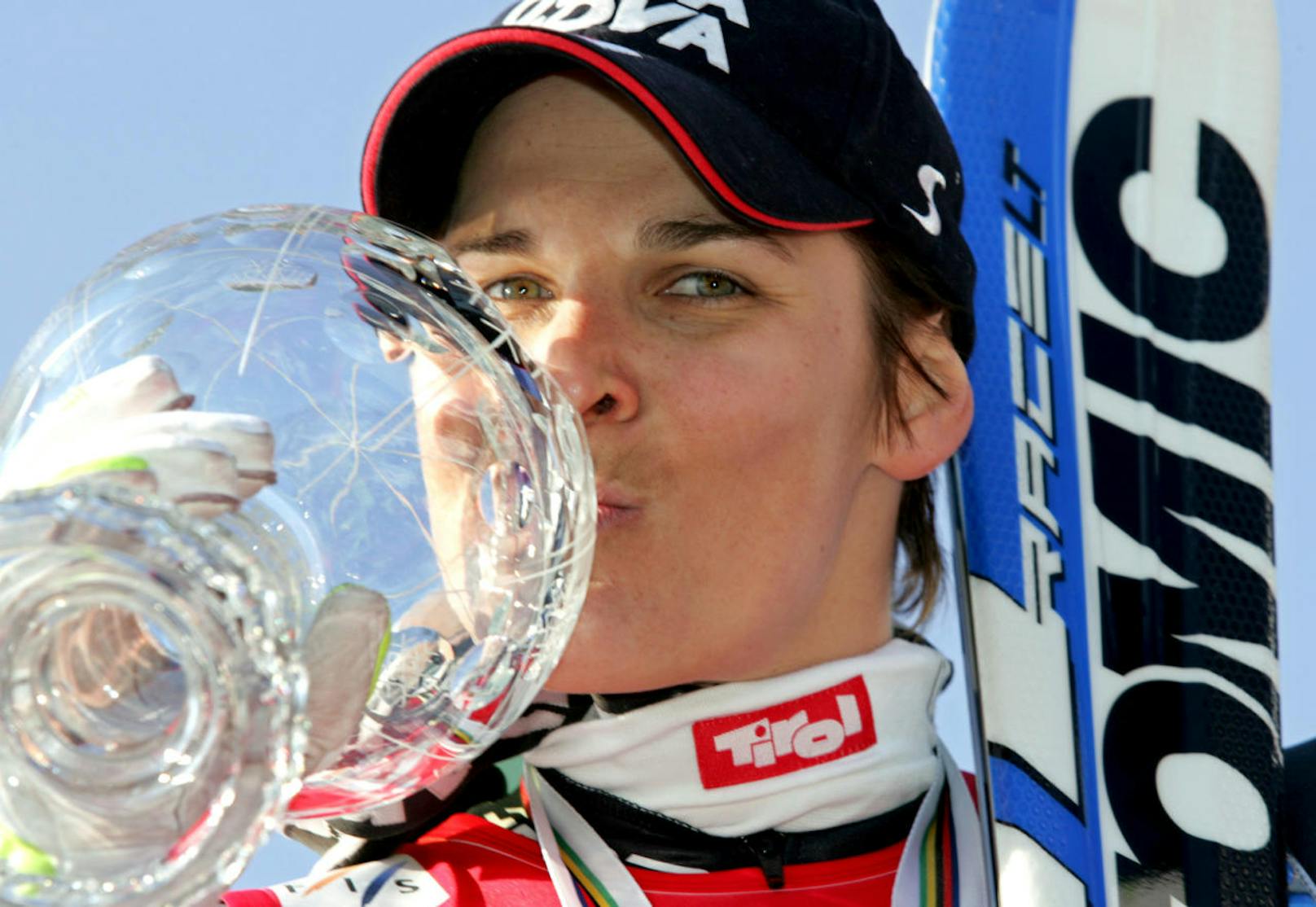 Österreichs Ski-Idol Michaela Dorfmeister hatte sich kurz vor Silvester 2000 mit einem Wattestäbchen das Trommelfell zerstoßen und musste operiert werden, verbrachte den Jahreswechsel im Krankenhaus. 