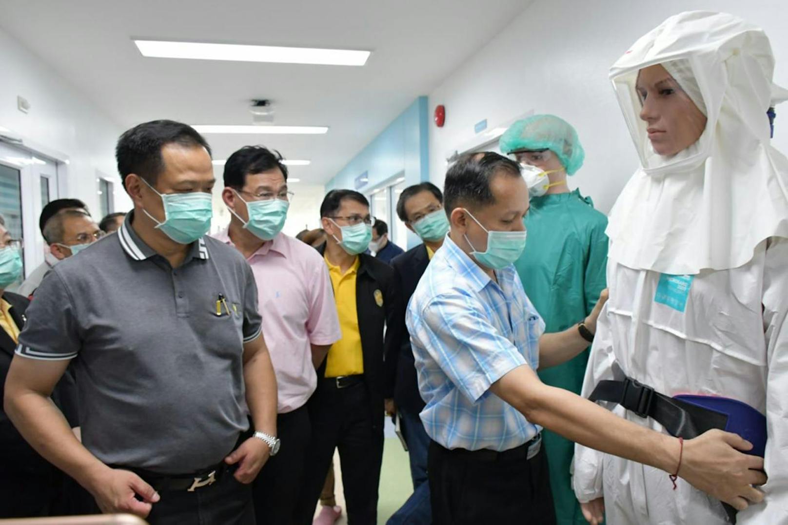 Thailands Gesundheitsminister Anutin Charnvirakul (l.) bei einem Besuch im Bamrasnaradura-Institut für Infektionskrankheiten in Nonthaburi außerhalb von Bangkok. Hier werden die Corona-Patienten des Landes unter strenger Quarantäne behandelt.