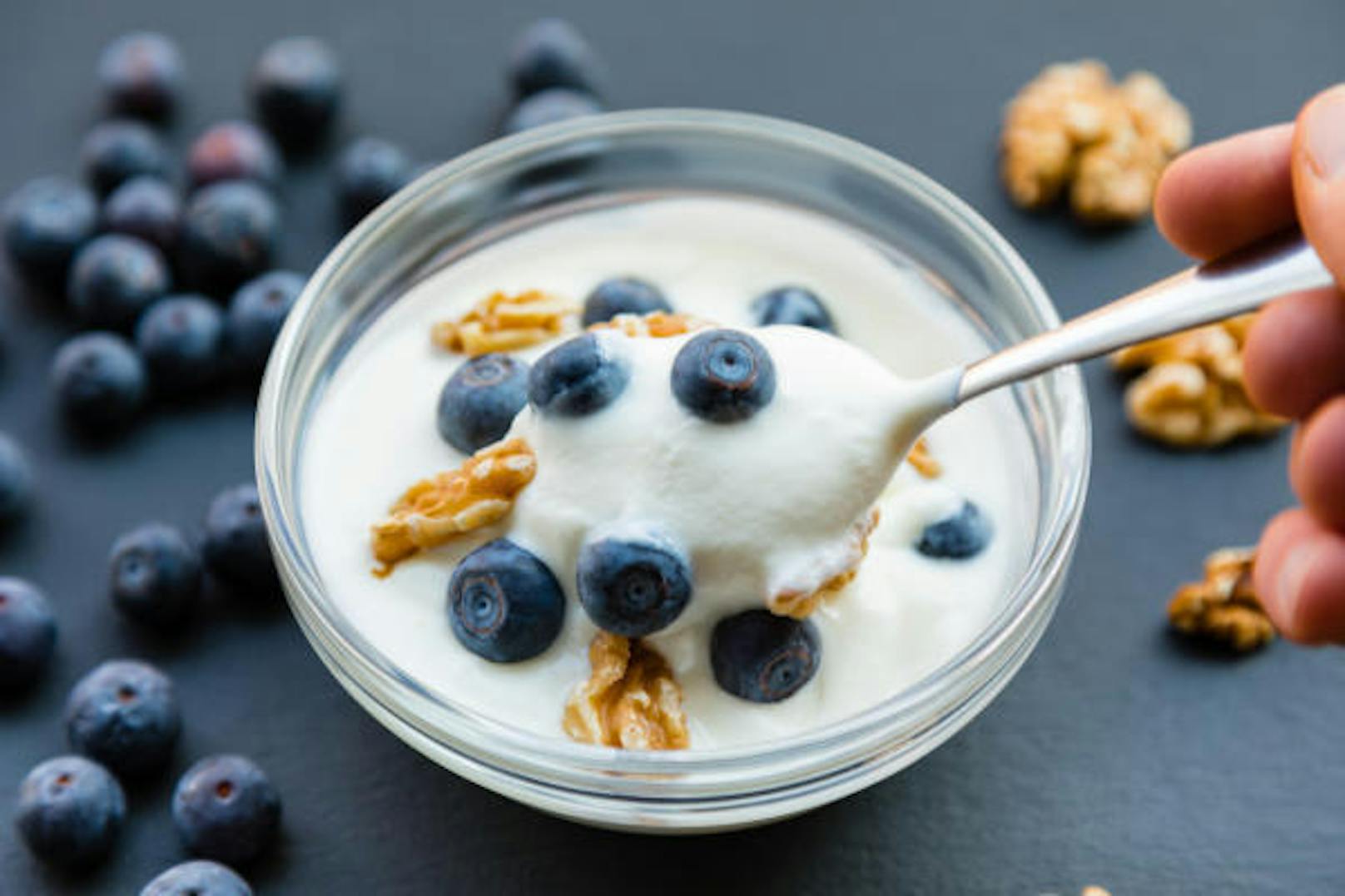 <strong>3. Joghurt:</strong> In Fruchtjoghurt ist jede Menge Zucker enthalten, der das Bindegewebe schwächt.<br>