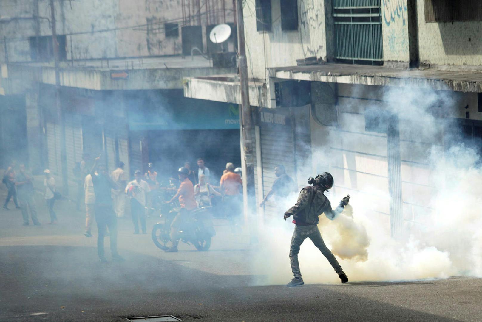 Die Polizei feuerte Tränengasgranaten und Gummigeschosse in die Menge. Vermummte Demonstranten schleuderten Steine auf die Sicherheitskräfte.