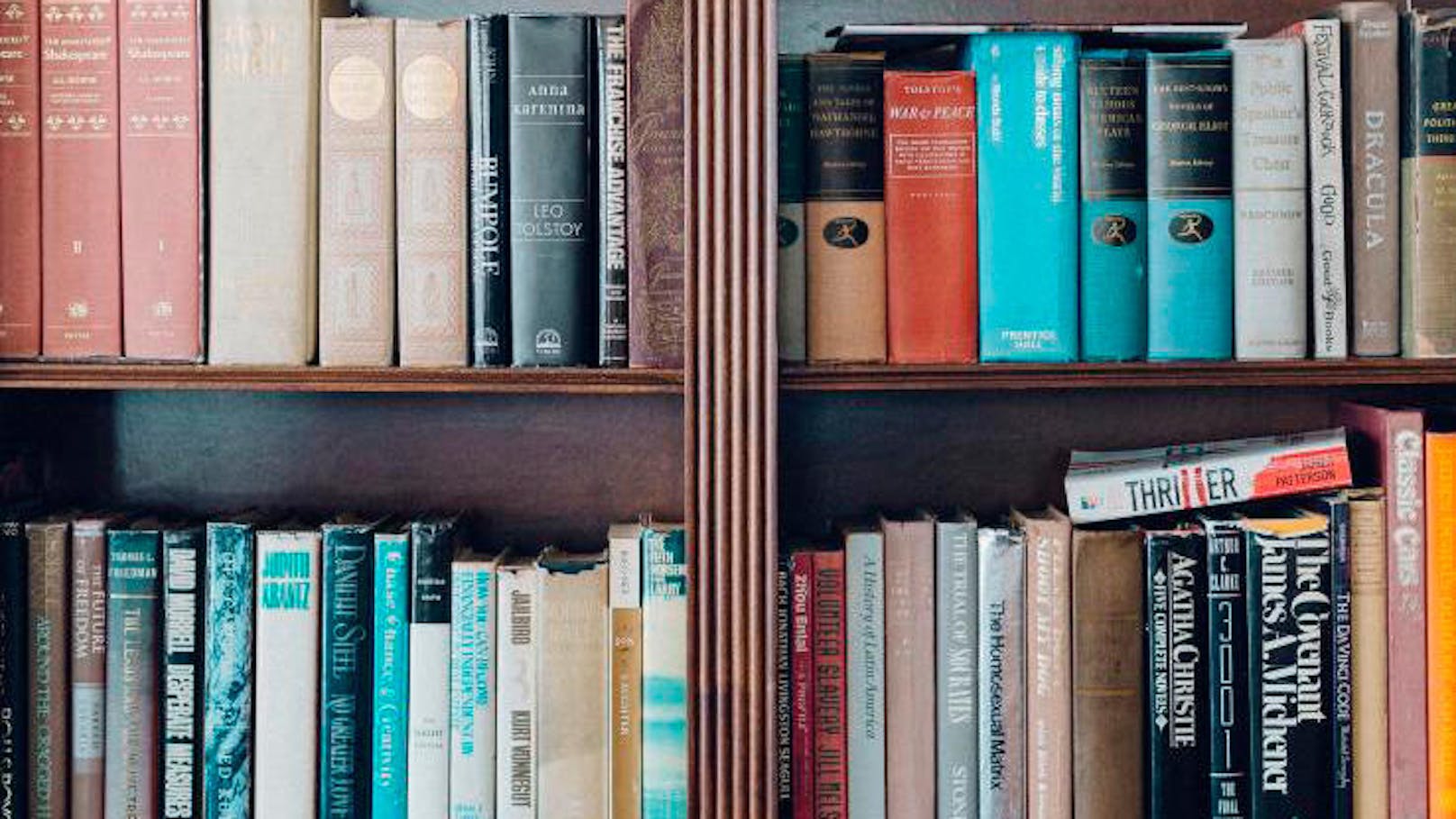 <b>Sortiere dein Bücherregal:</b>
Es gibt viele Wege, Bücher zu sortieren: Alphabetisch, nach Genre, nach Größe - oder nach der Farbe des Einbands. Gehe deine Bücher durch, sortiere die schlechten aus und spende sie an Brockenhäuser oder Bibliotheken. So gibt's auch mehr Platz für Neues.