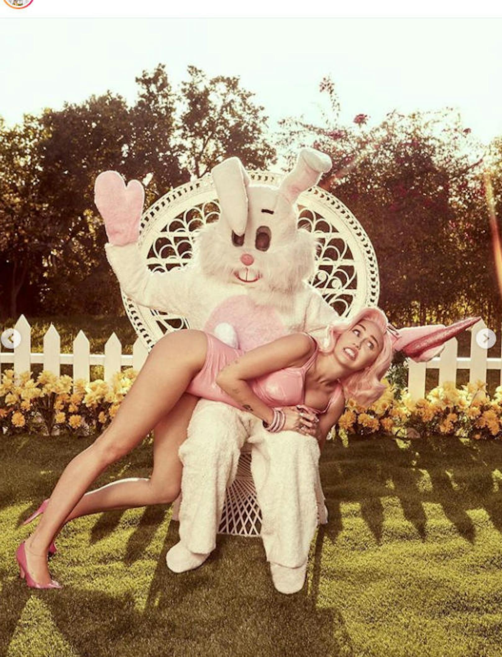12.4.2020: <strong>Miley Cyrus</strong> hat den Osterhasen getroffen. Aber offenbar war sie ein böses, böses Mädchen. Da hilft auch das viele Rosa nichts. Aber was hat der Hase bloß mit der Karotte vor?