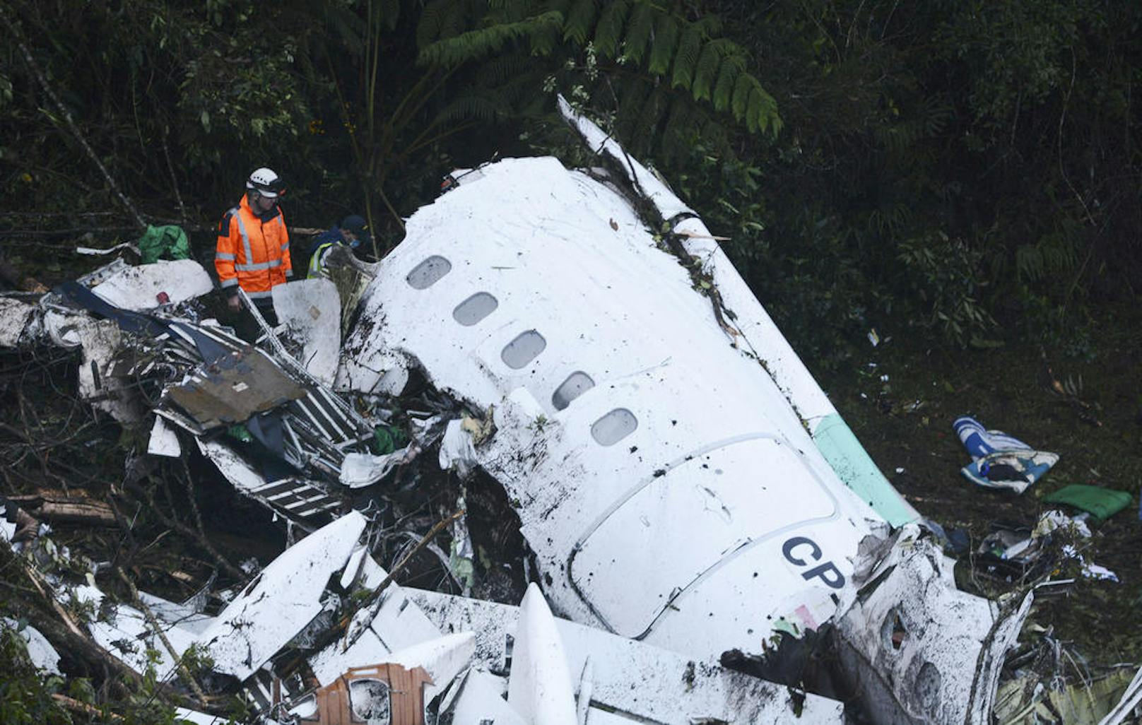 28. November 2016: Bei einem Flugzeugabsturz in Kolumbien, kurz vor der Landung am Flughafen José Maria Córdova, sterben 71 von 77 Flugzeuginsassen, darunter fast die gesamte Mannschaft des brasilianischen Erstligisten Chapecoense, die auf dem Weg zum Finalspiel der Copa Sudamericana war.