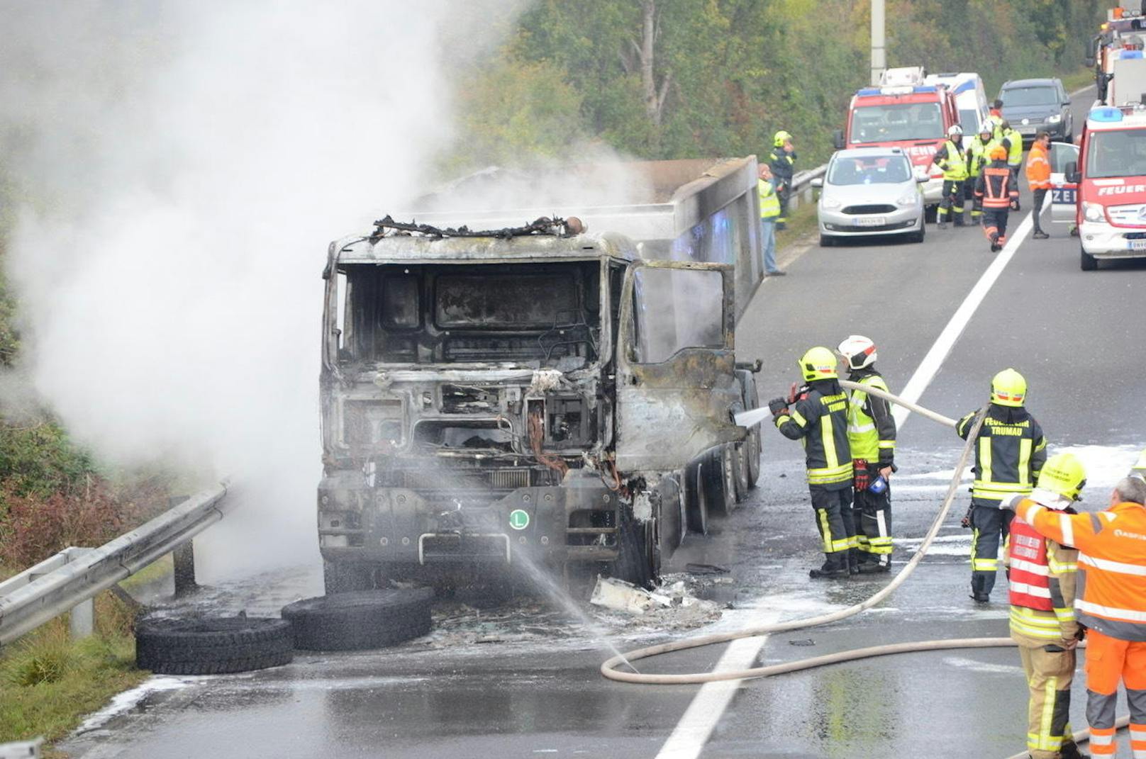 Der Lastwagen brannte lichterloh.