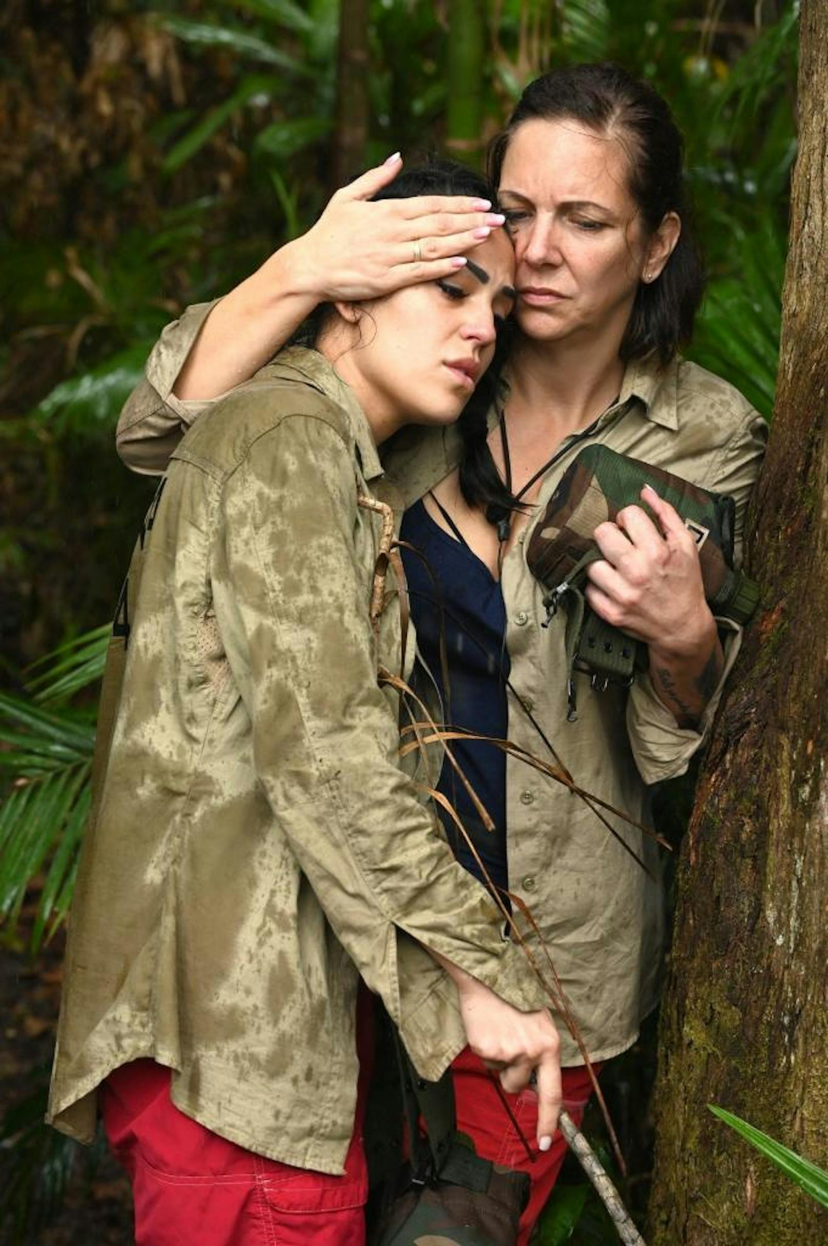 Elena Miras (l.) und Danni Büchner vor der Dschungelprüfung.
