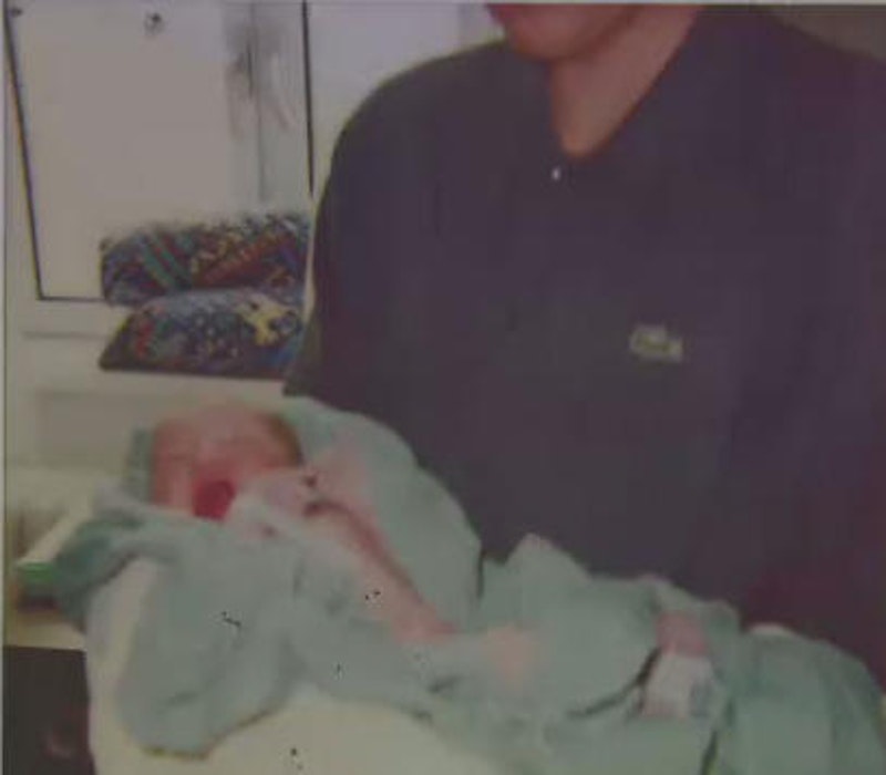 Das Foto von Baby Lukas und seinem Vater. Der Kopf des Mannes ist abgeschnitten.