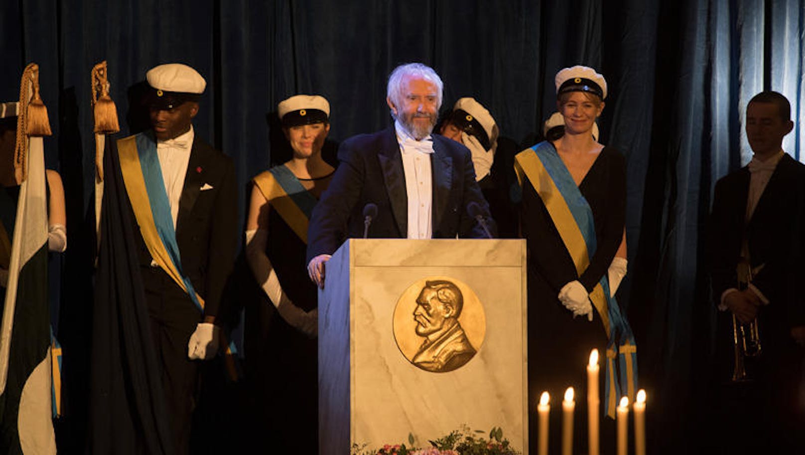 Autor Joe Castleman (Jonathan Pryce) bekommt den Nobelpreis verliehen.