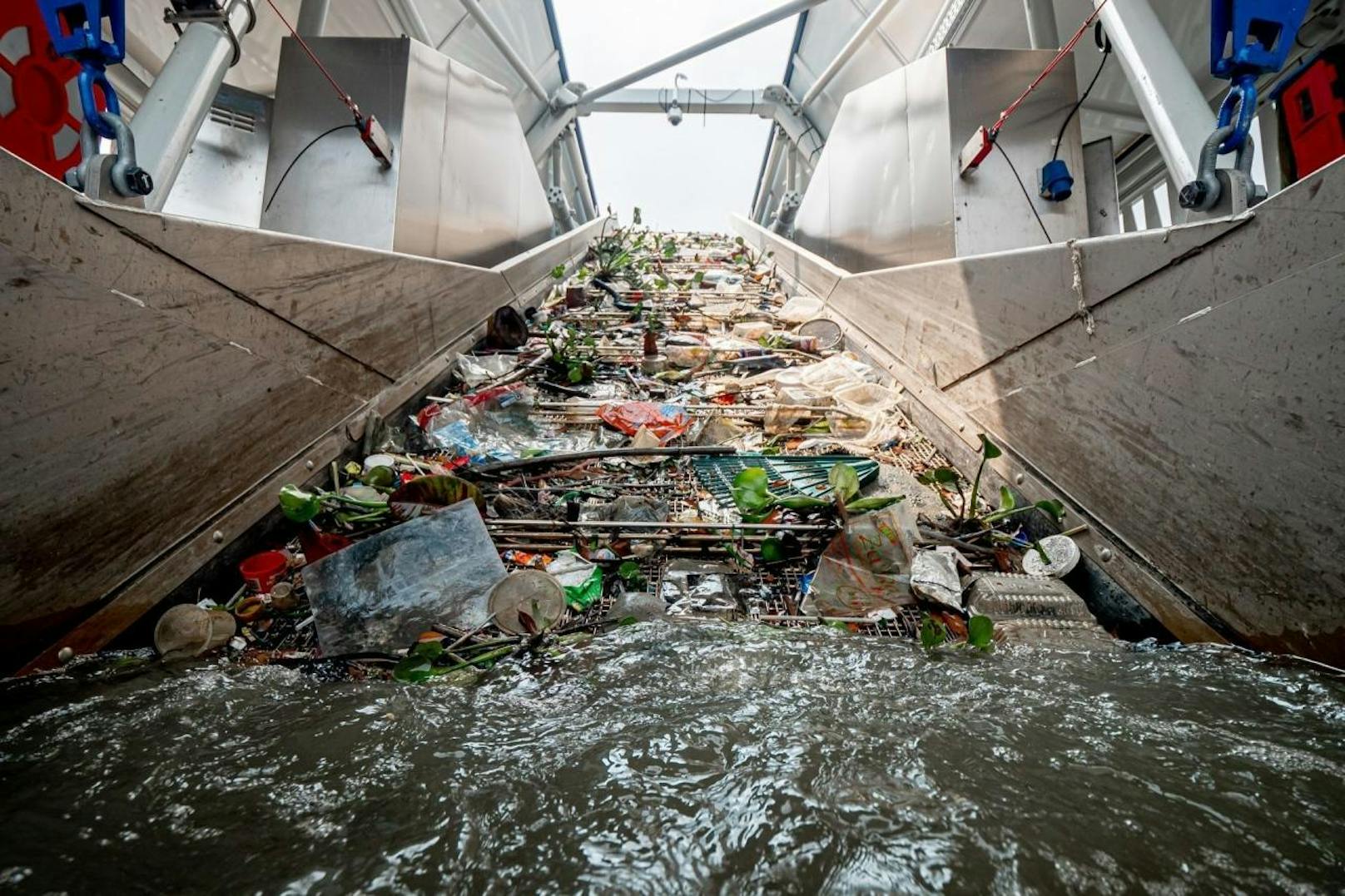 Dort wird das Plastik von einem Förderband aus dem Wasser gefischt. All dies geschieht völlig automatisch. Erst wenn die Container an Bord voll sind, wird ein SMS an eine zuständige Stelle geschickt, damit diese abgeholt werden.