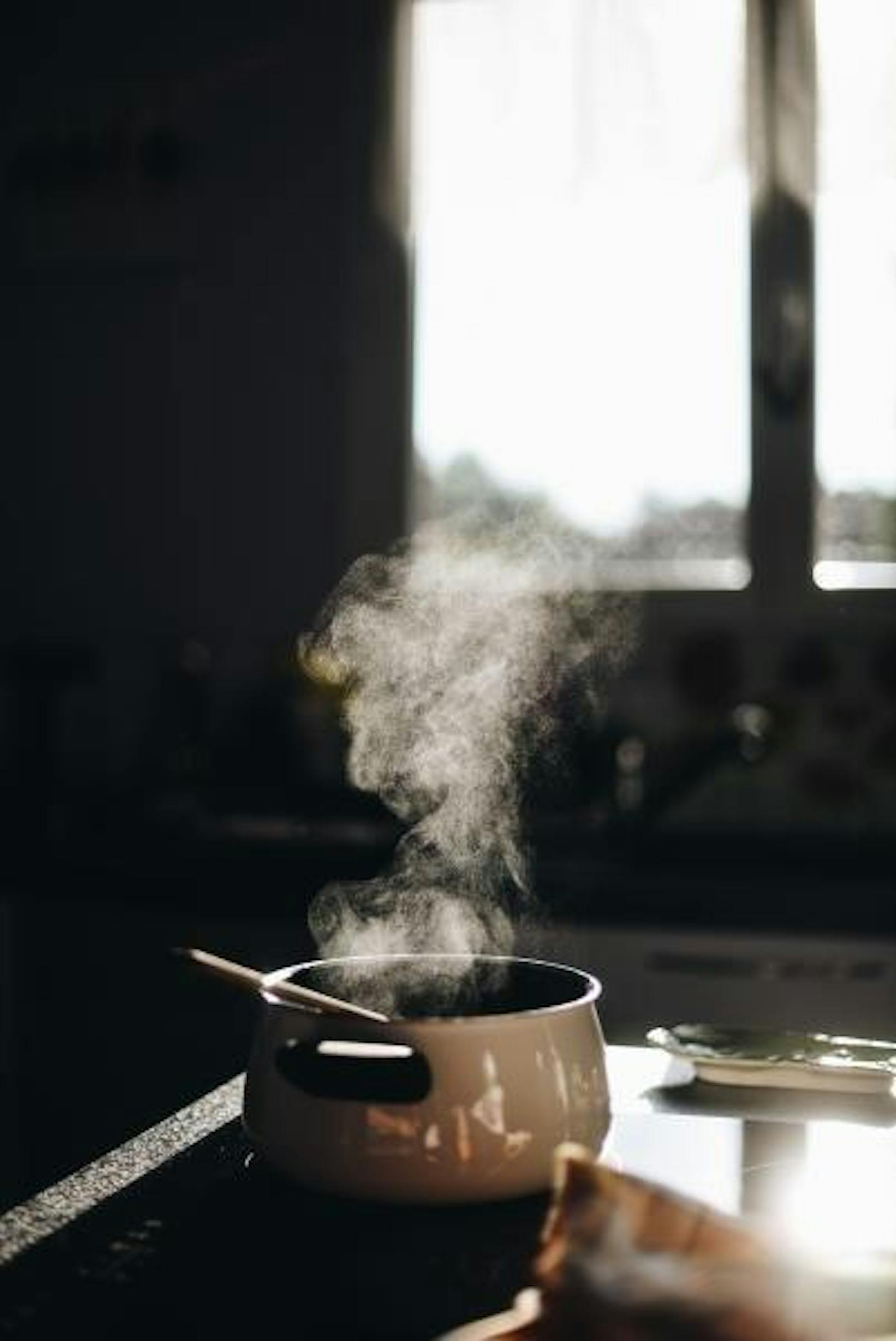 <b>Essig kochen</b>
Dampf absorbiert Gerüche. Einfach vor dem Kochen eine Pfanne mit einem Wasser-Essig-Gemisch aufkochen; der entstehende Dampf verhindert, dass sich Gerüche festsetzen. 
