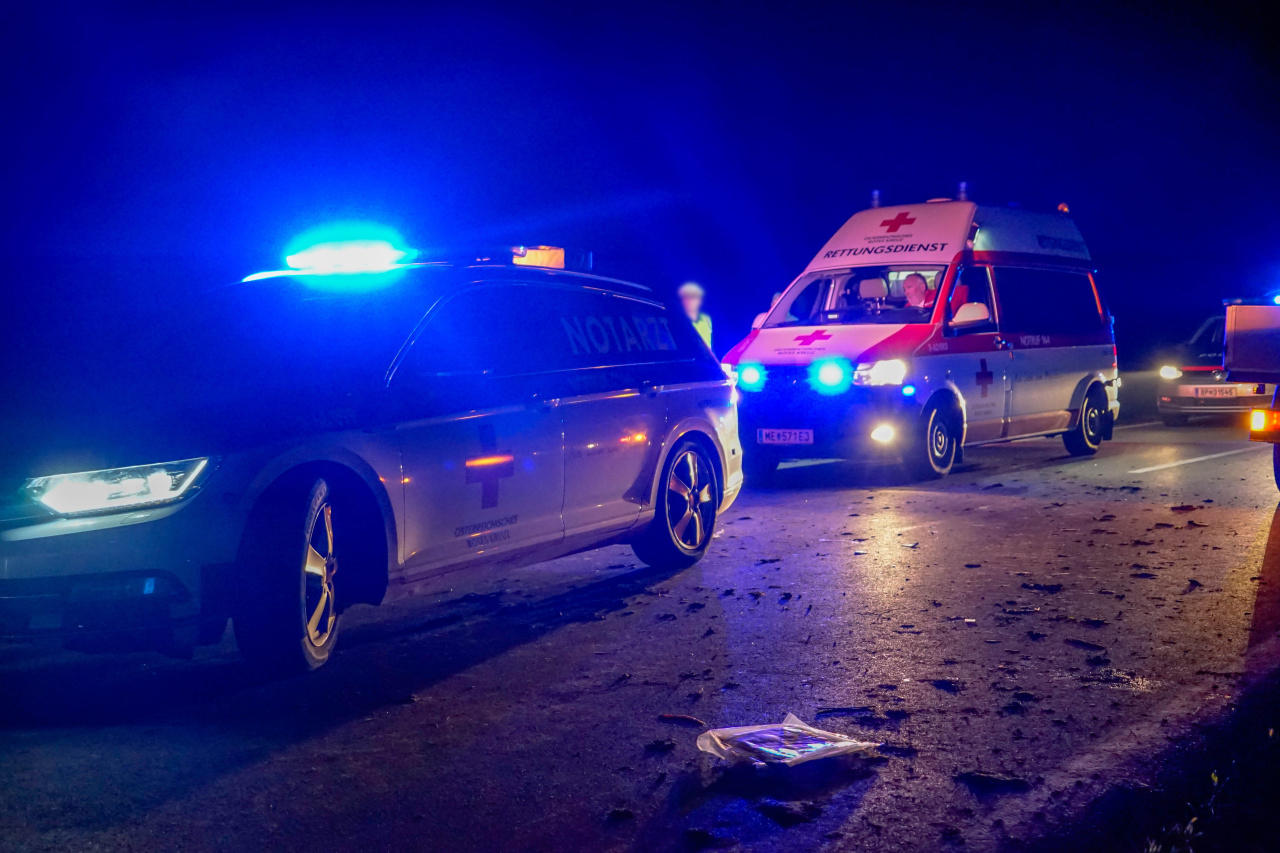 Notarzt und Rettung im Einsatz - Symbolfoto