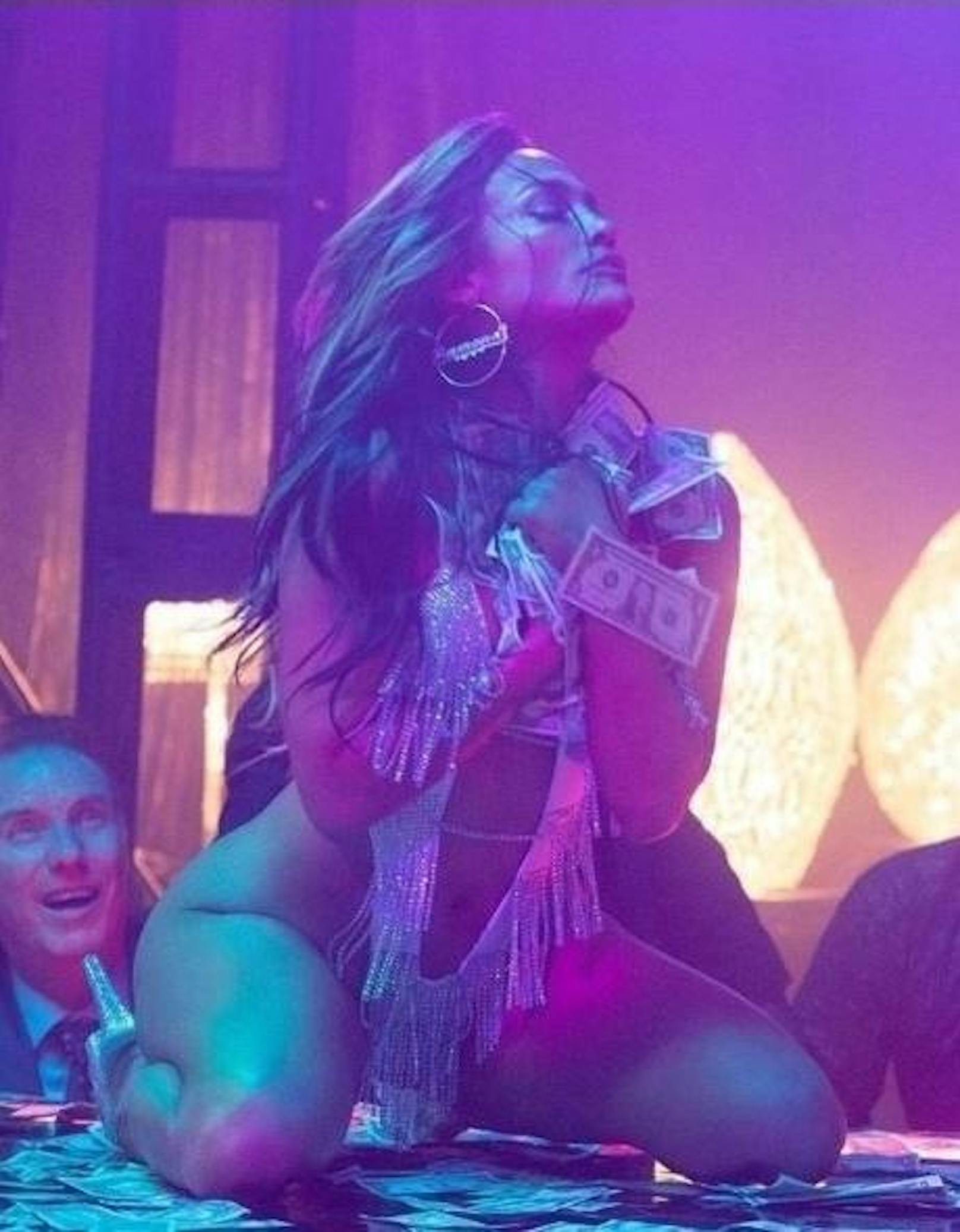 30.08.2019: Oh ja, Wir können den neuen Film mit Jennifer Lopez dank Bilder wie diesem kaum noch erwarten. "Hustlers" heißt der Streifen, in dem JLo eine Stripperin spielen wird.