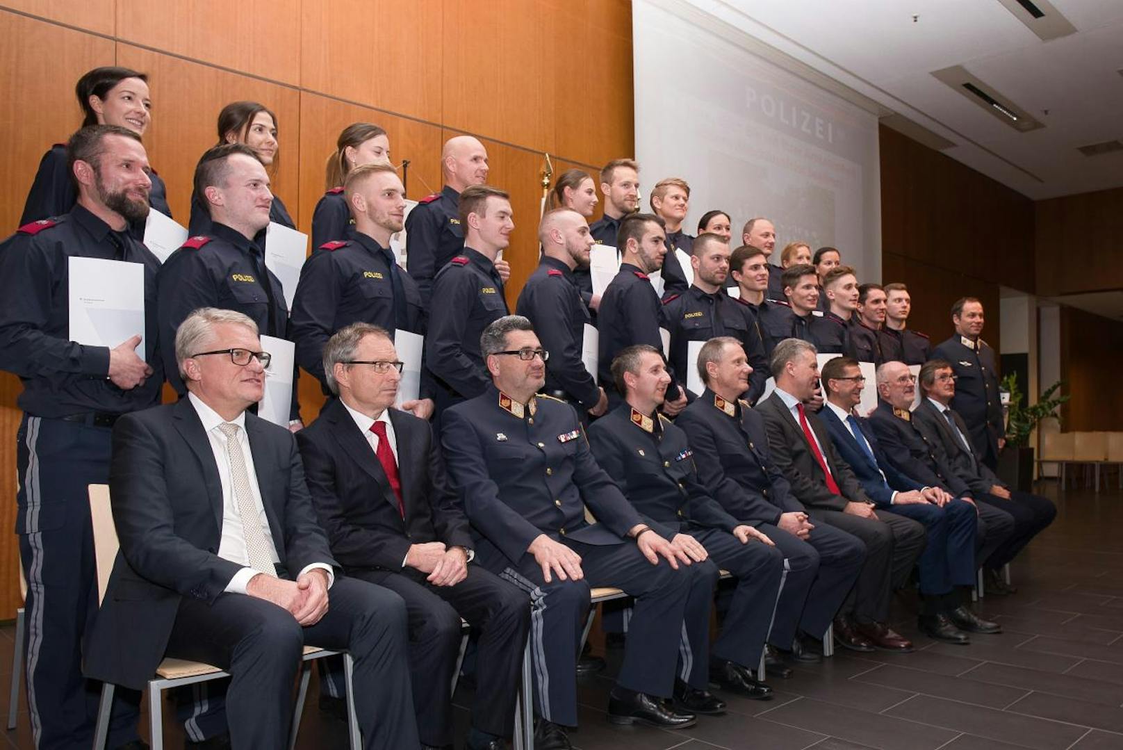 Bürgermeister Klaus Luger gratulierte 42 neuen Polizisten und Polizistinnen.