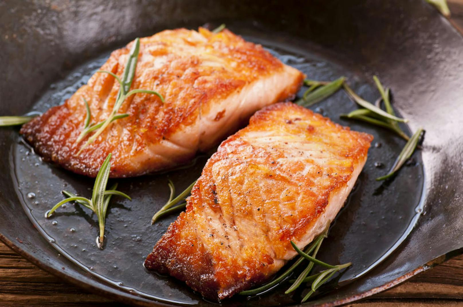 Fisch zählt genauso wie Fleisch zu den schnell verderblichen Lebensmitteln. Fisch sollte immer im Kühlschrank gelagert und möglichst innerhalb von 24 Stunden verzehrt werden.