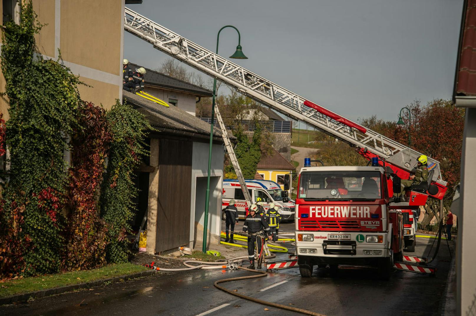 Die Feuerwehr löschte den Brand im Schweinestall in Marbach.