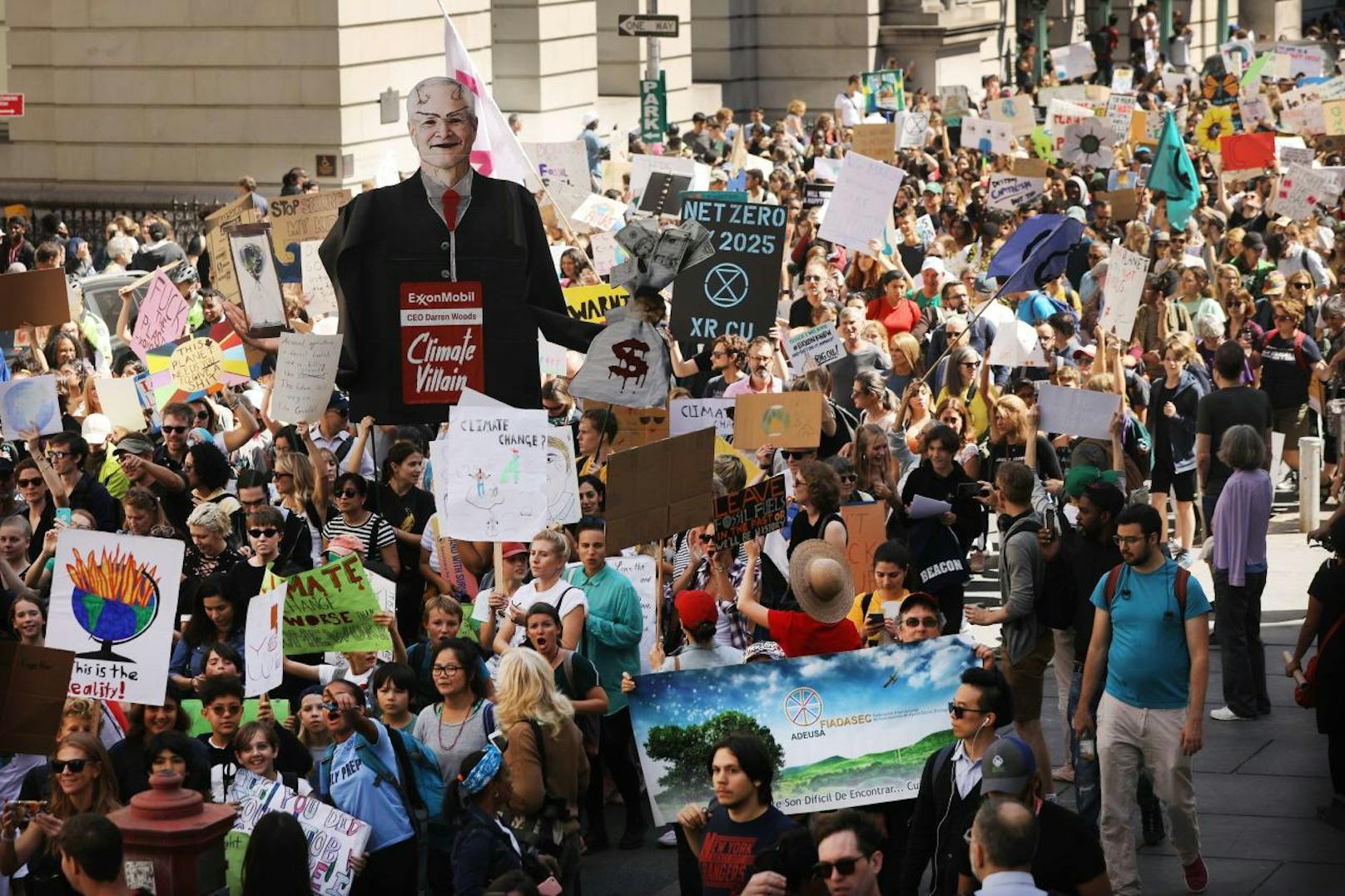Die junge schwedische Aktivistin Thunberg feierte vor zehntausenden Menschen in New York die weltweiten Klima-Demonstrationen.