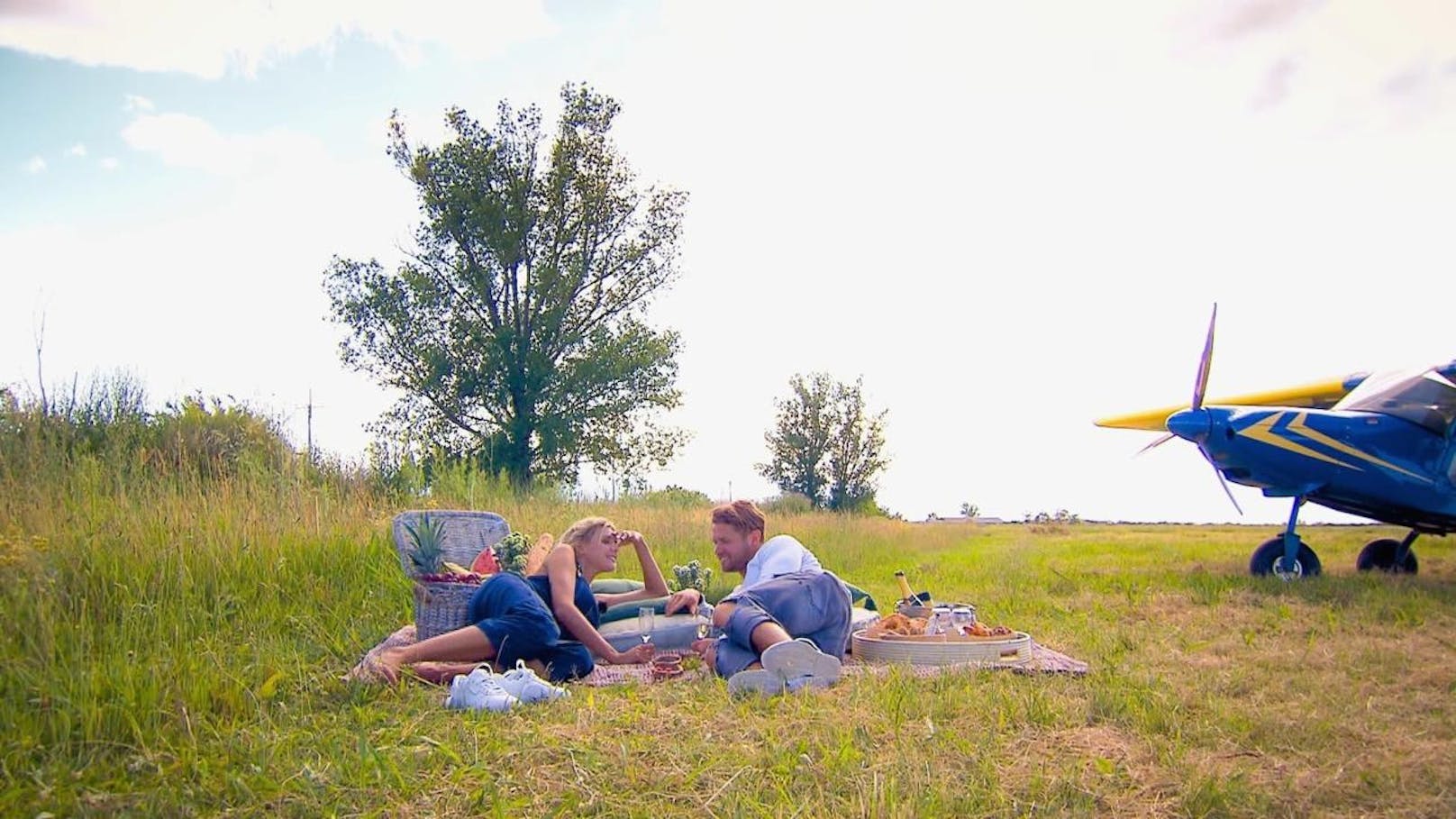 Nach dem perfekten Skydive-Sprung hat Gerda Florian zum perfekten Picknick eingeladen. Er gesteht ihr sein Kribbeln im Bauch. 