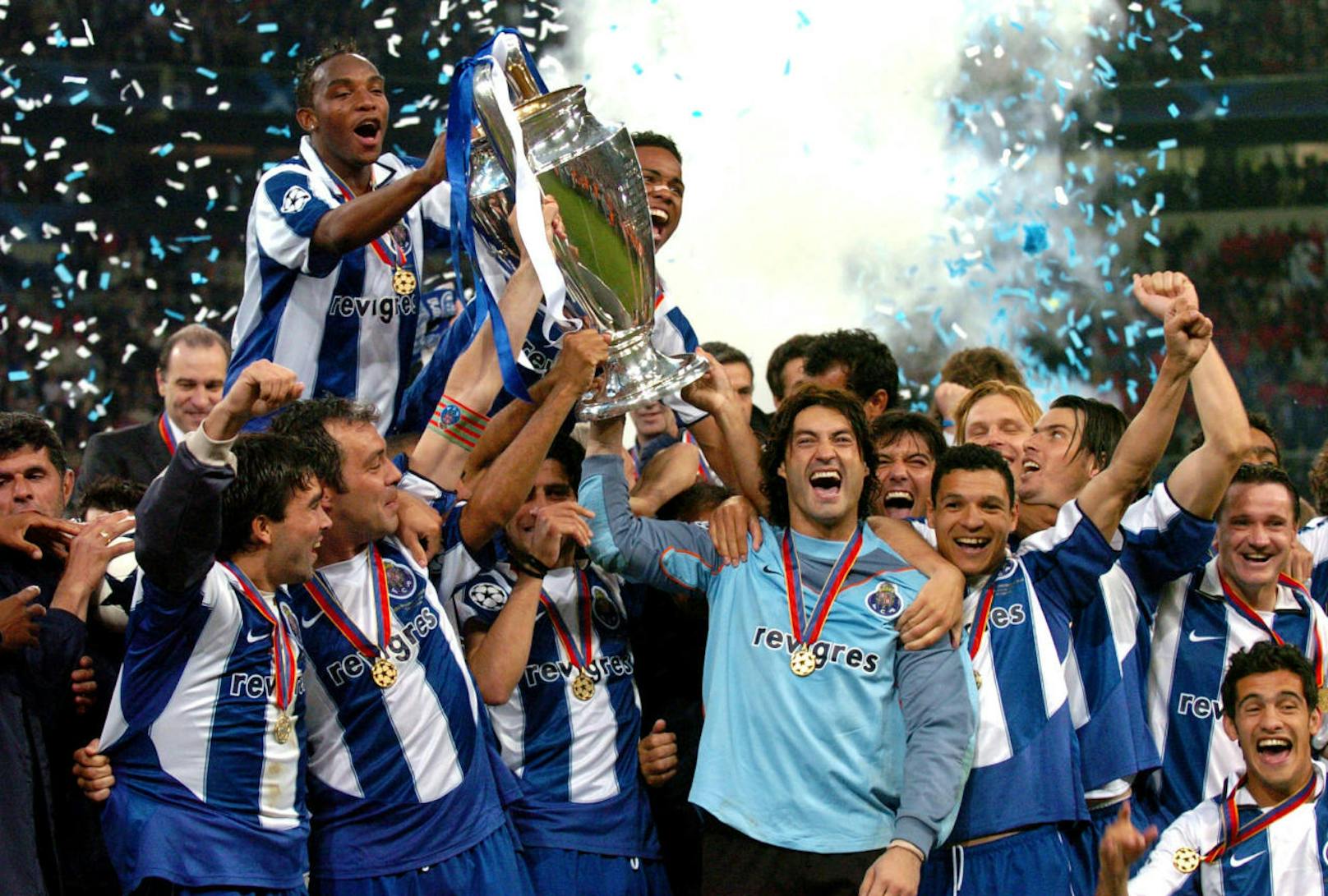 Goalie Vitor Baia und Co. nahmen den Pokal in der Arena auf Schalke entgegen.