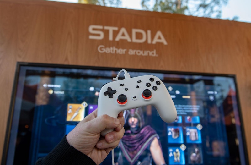 Das Game-Thema der Stunde: Cloud-Gaming ist die Zukunft der Spielbranche. Das Medium wird nicht direkt von der Festplatte oder von einem Laufwerk auf Computer, Konsole oder Mobilgerät abgespielt, sondern läuft auf einem Server, der in einem Rechenzentrum steht.