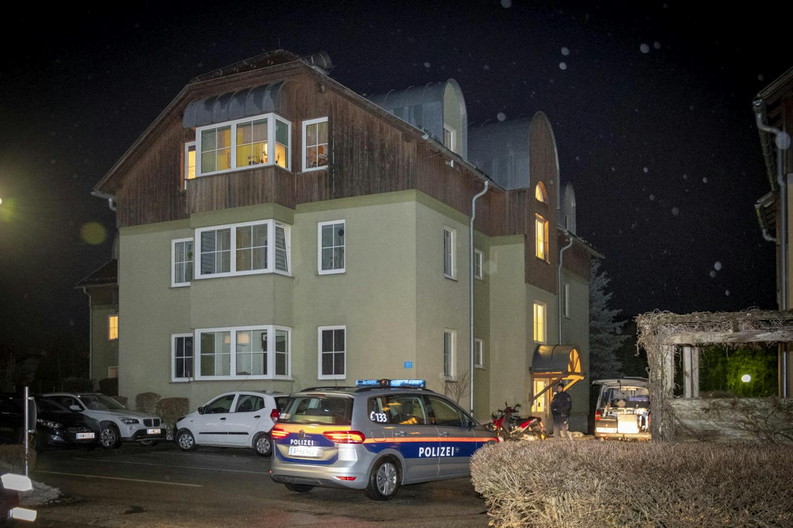 In Amstetten (NÖ) wurde eine vierfache Mutter getötet. Ihr Ehemann (37) wurde festgenommen.