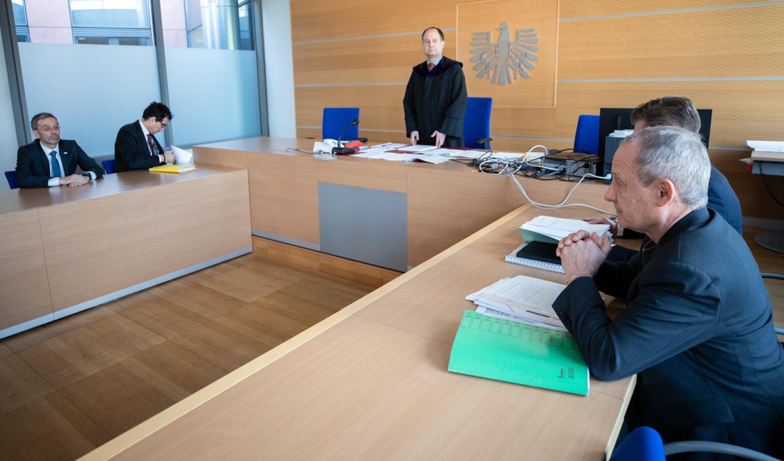 Die Verhandlung am Wiener Handelsgericht zwischen FPÖ-Innenminister Herbert Kickl (ganz links) und Peter Pilz (Liste Jetzt, r.)