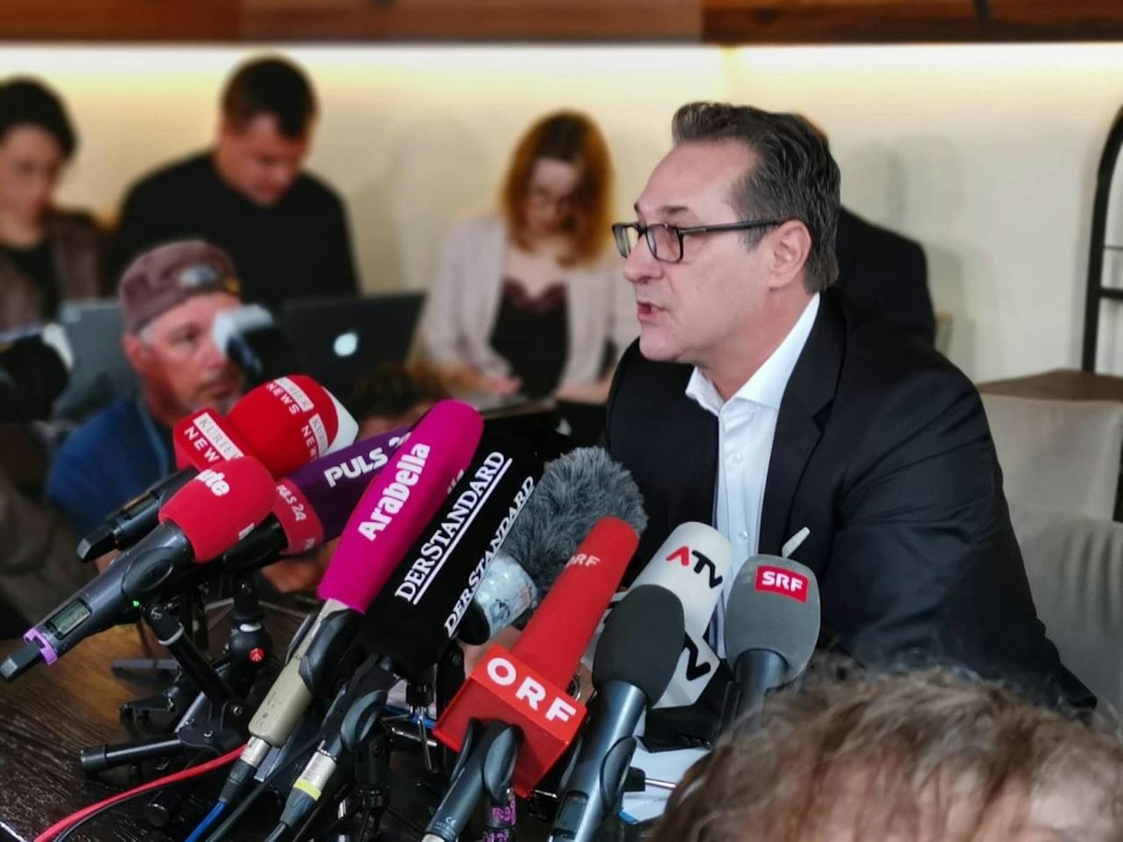 Im Oktober 2019 dann das vorläufige Ende der Polit-Karriere: Strache zog sich aus der Politik zurück. "Vorerst", wie er in einer Weinbar erklärte.