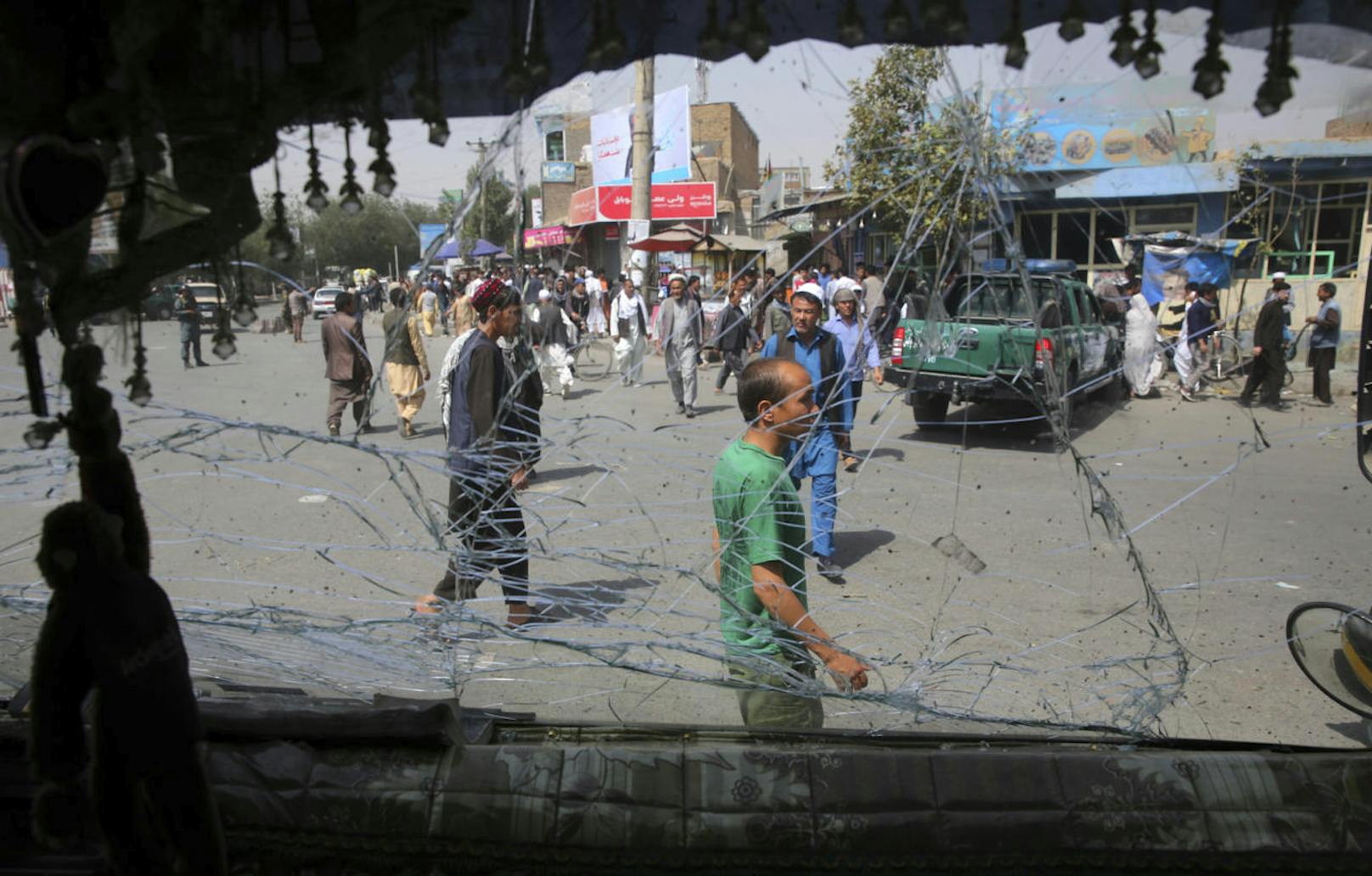 Am Mittwoch ereignete sich ein Selbstmordanschlag in der afghanischen Hauptstadt Kabul. Ein Attentäter hatte sich mittels Autobombe bei einer Polizeistation in die Luft gesprengt.