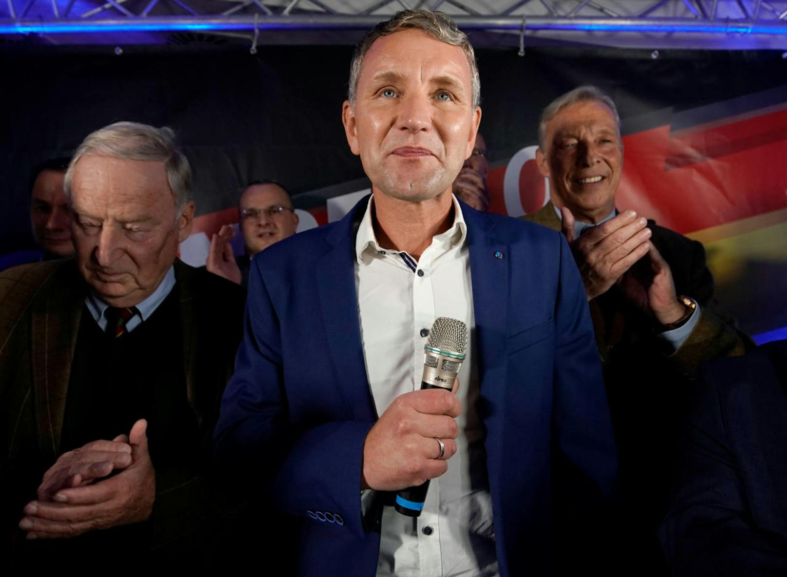 Die AfD (Alternative für Deutschland) mit ihrem weit rechts stehenden Spitzenkandidaten <b>Björn Höcke</b> kann ihren Stimmanteil auf 24 (ZDF: 23) Prozent mehr als verdoppeln.