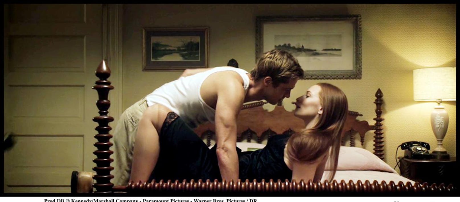 Eigentlich ist es nur schwer vorstellbar, dass Brad Pitt sich gegen eine Kussszene sträubt  Schließlich hat er schon unzählige Kolleginnen küssen müssen. Doch bei Cate Blanchett in <b>"Der seltsame Fall des Benjamin Button" (2008)</b> weigerte er sich. Der Grund: Zu der Zeit kriselte es gerade zwischen Pitt und seiner Frau Angelina Jolie. Er wollte sie nicht verärgern.
