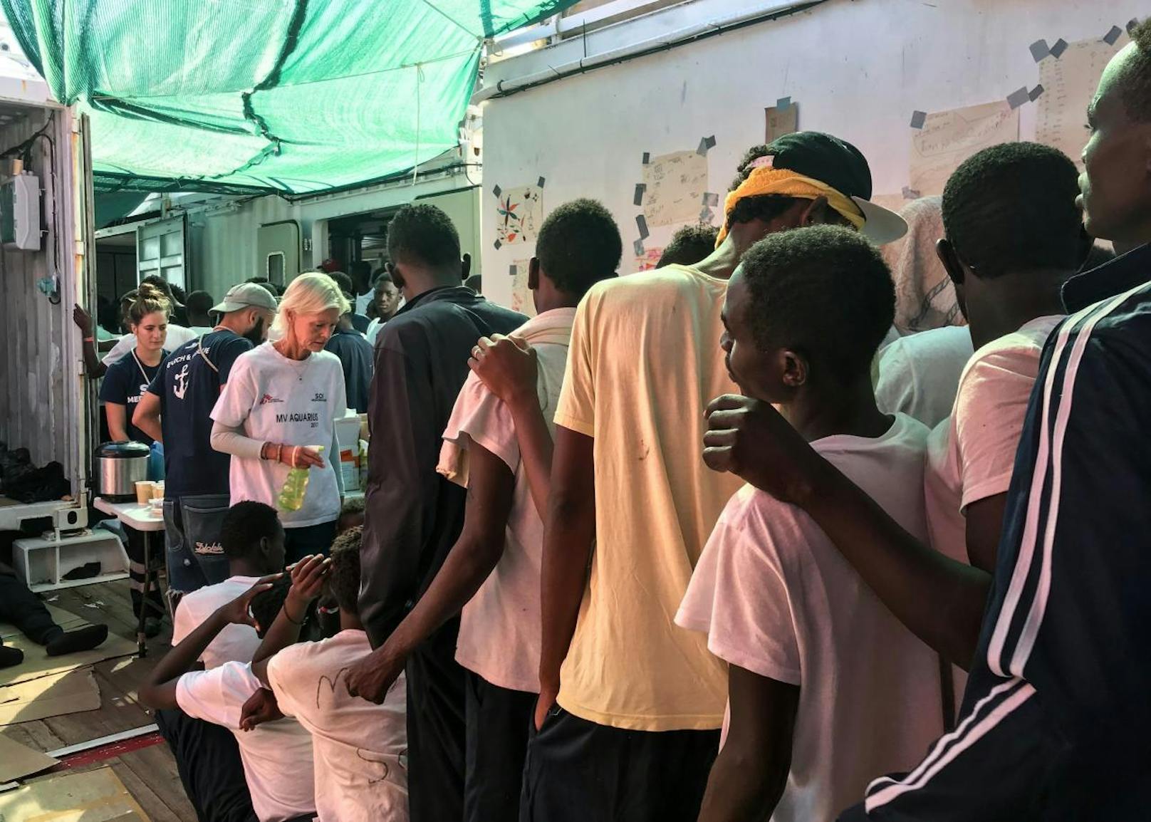 Migranten kommen nach wochenlanger Überfahrt in Lampedusa an.