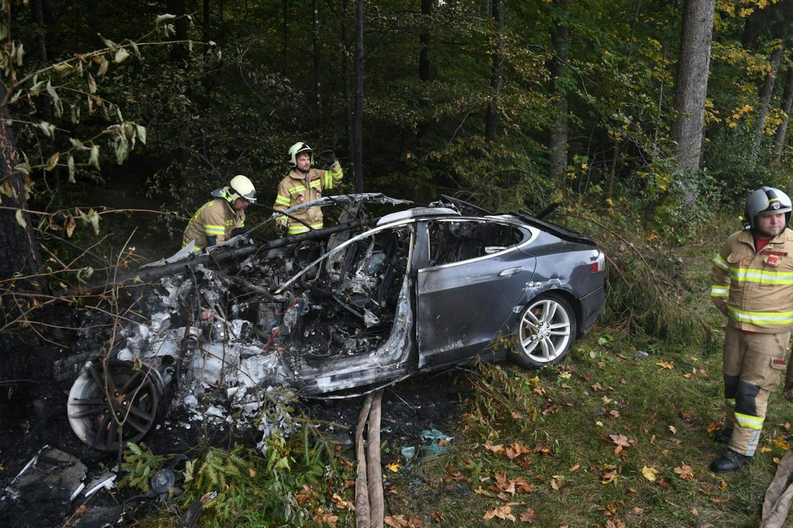 Ein Tesla ist am 4. Oktober 2019 in der Tiroler Gemeinde Kössen vollständig ausgebrannt. Wegen der Gefahr durch die Überhitzung des verbauten Akkus wurde auch der erst im März in Dienst gestellte Spezialcontainer "Elektrobrand" der Feuerwehr in Schwaz hinzugezogen.