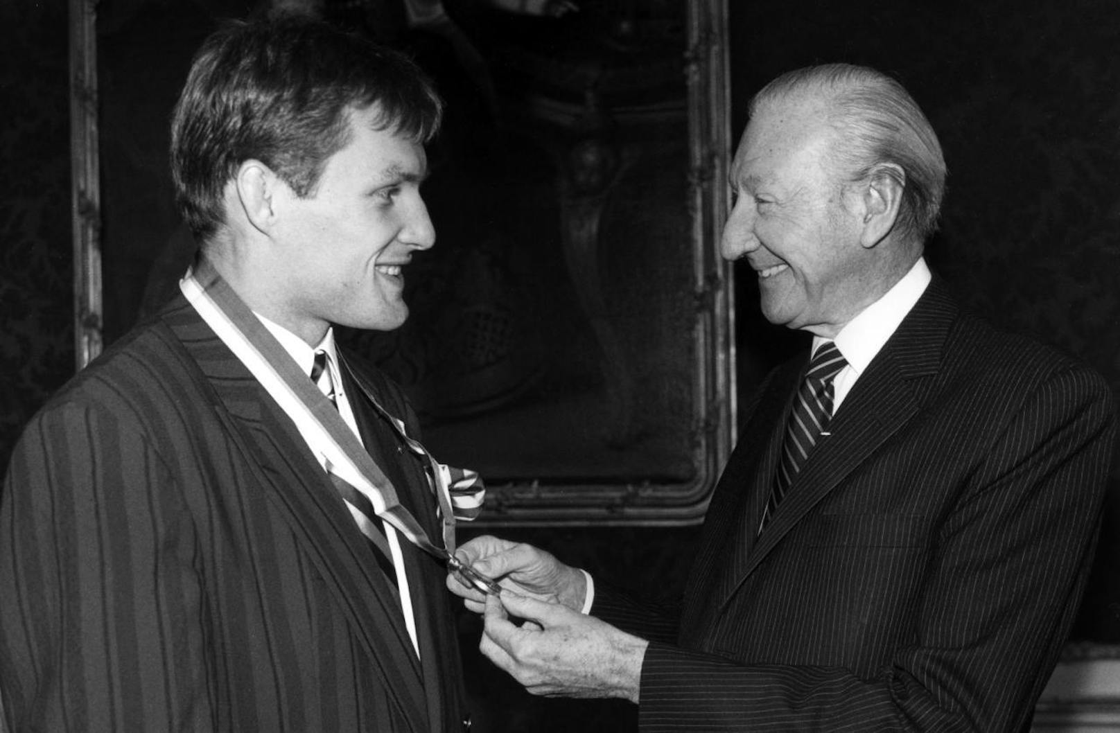 Bundespräsident Kurt Waldheim gratuliert ihm zu seiner zweiten Olympia-Goldenen. Es ist der Höhepunkt seiner Laufbahn.

Die stolze Bilanz: 2x Gold bei Olympia. 1x WM-Gold. 1x EM-Gold, 3x Silber, 4x Bronze bei Europameisterschaften.