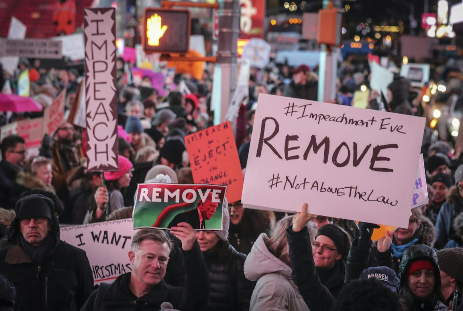 Tausende demonstrieren im ganzen Land für eine Amtsenthebung Trumps.