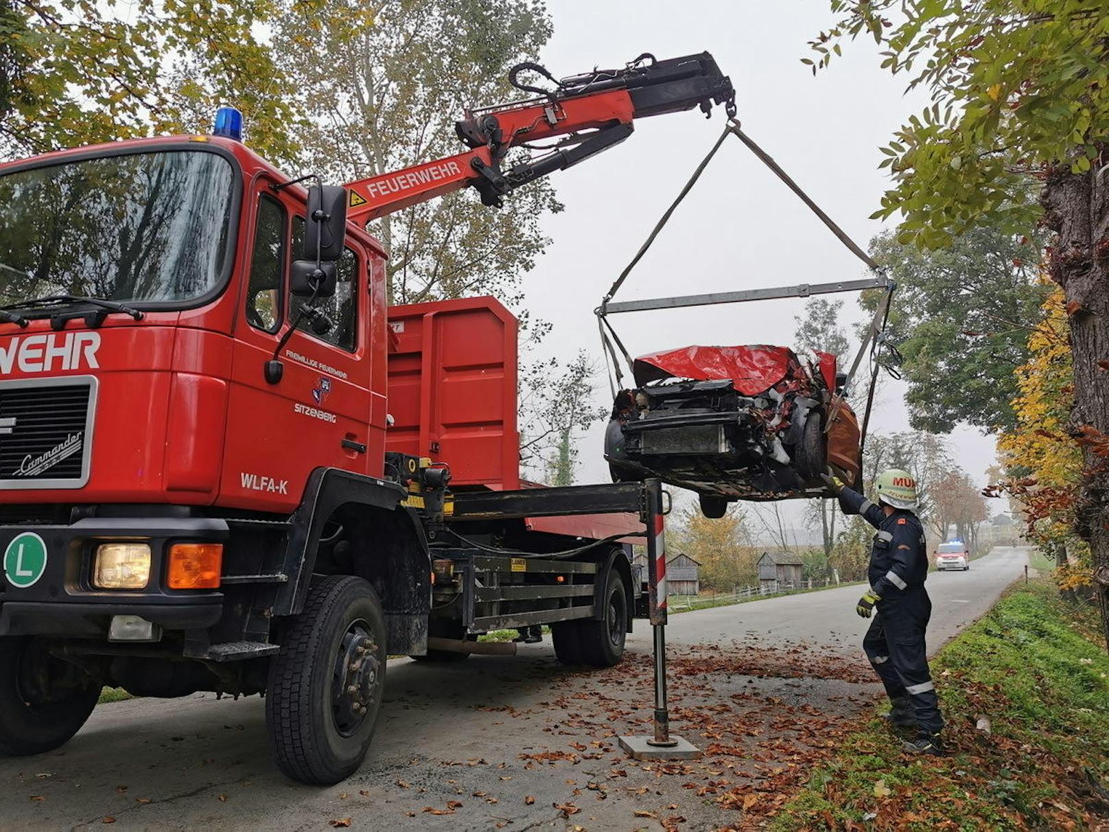 Mit Peugeot gegen Baum: Die Feuerwehr barg das Wrack.