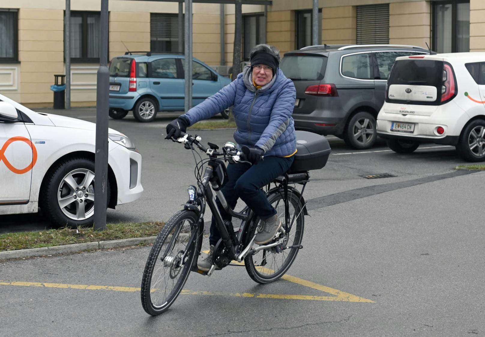 Die grüne Spitzenkanditatin Regina Petrik kam mit dem Fahrrad zu ihrem Wahllokal.