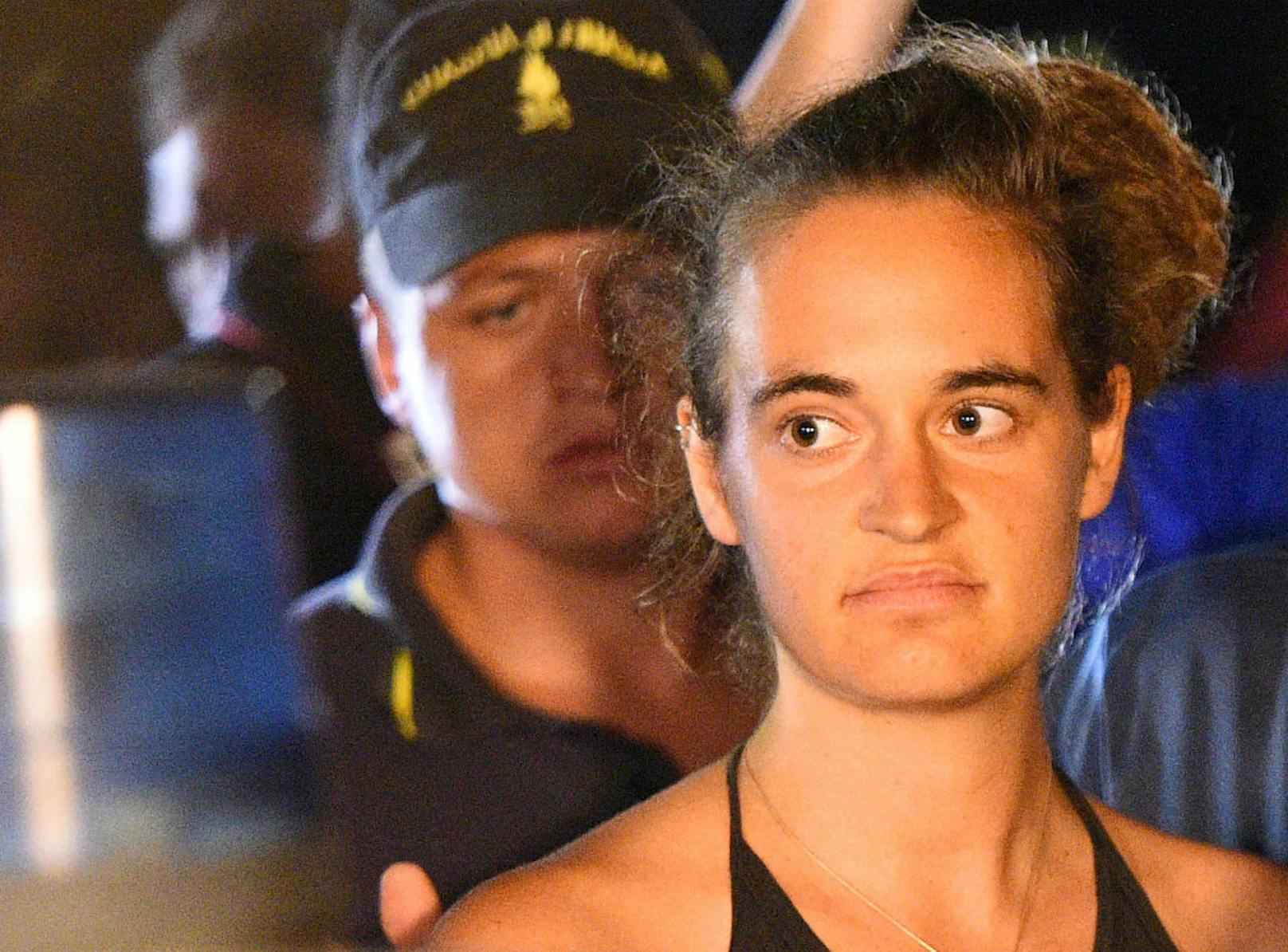 Verbrecherin oder Vorbild? Darüber debattierte die Welt, nachdem Carola Rackete (31) 53 aus Libyen kommende Flüchtlinge als Kapitänin der "Sea-Watch 3" im Mittelmeer aus Seenot rettete - und sie nach Wochen des Wartens Ende Juni trotz eines Verbots der Behörden in den Hafen der Insel Lampedusa brachte.