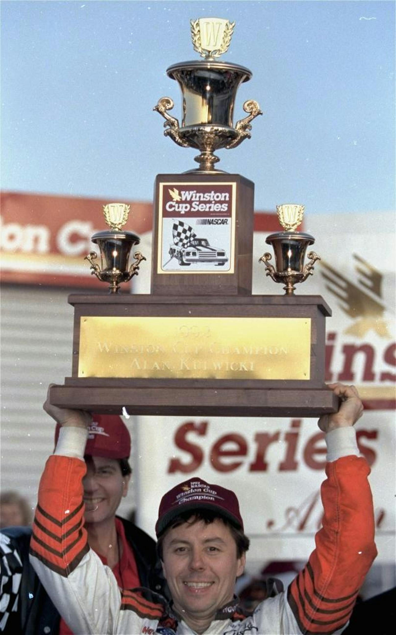 Im Vorfeld des Frühjahrsrennens auf dem Bristol Motor Speedway kam Alan Kulwicki, der Nascar-Champion von 1992, auf dem Rückweg von einer Sponsoring-Veranstaltung, bei einem Flugzeugabsturz in der Nähe von Blountville, Tennessee, ums Leben.